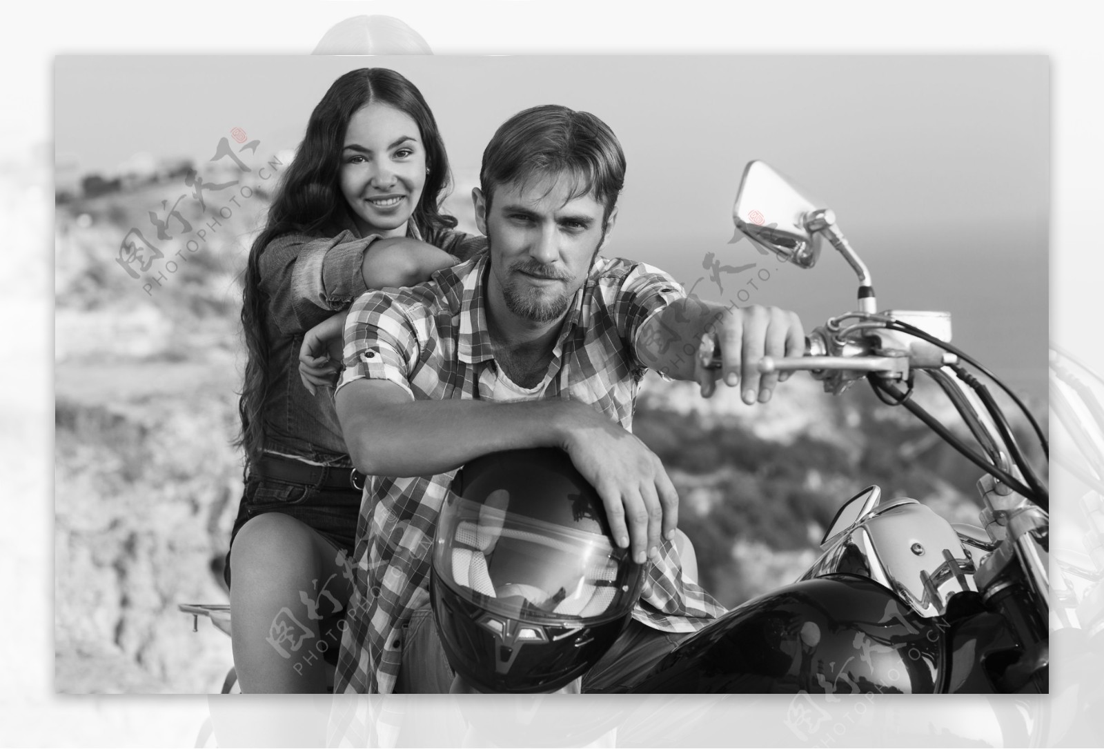 坐在摩托车上的情侣图片
