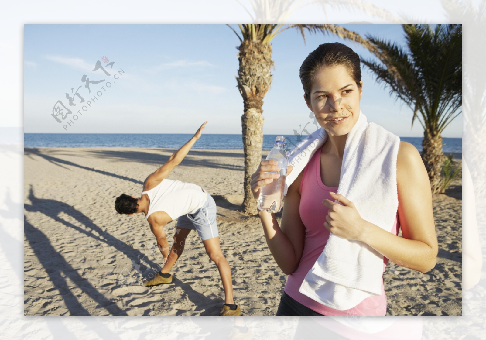 沙滩上健身的夫妻图片