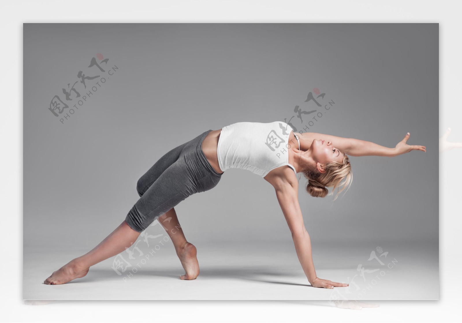 瑜伽锻炼身体的女人图片