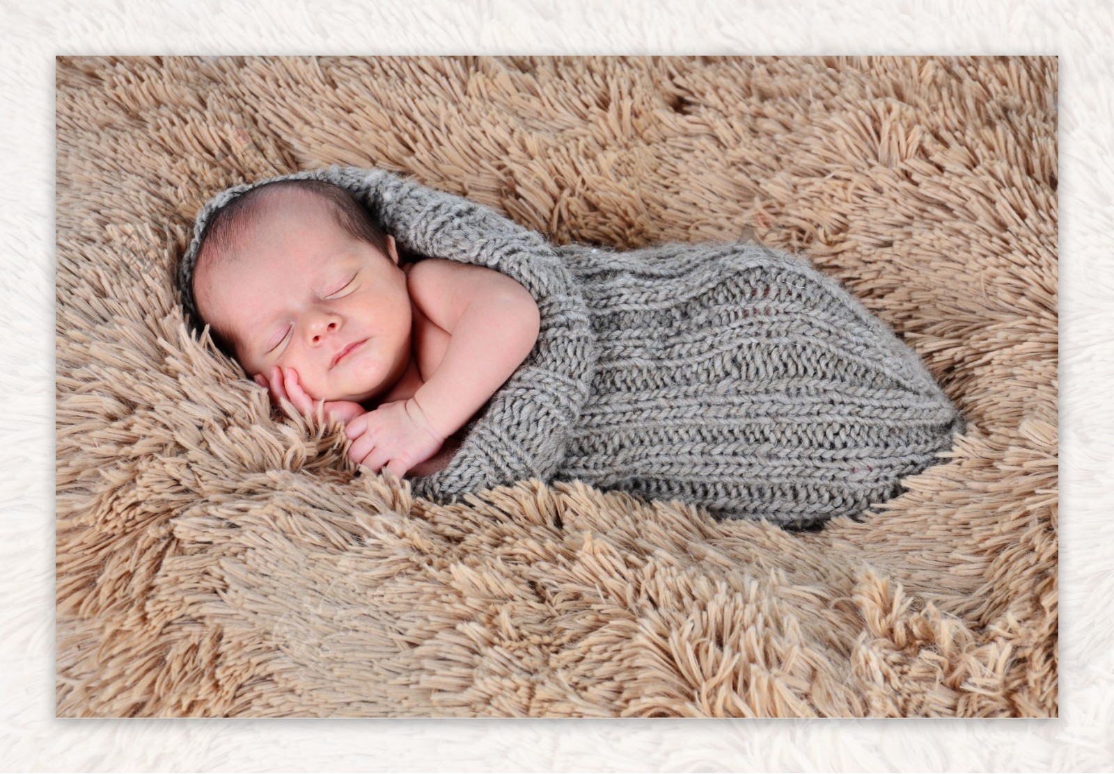 毛衣里睡着的婴儿图片