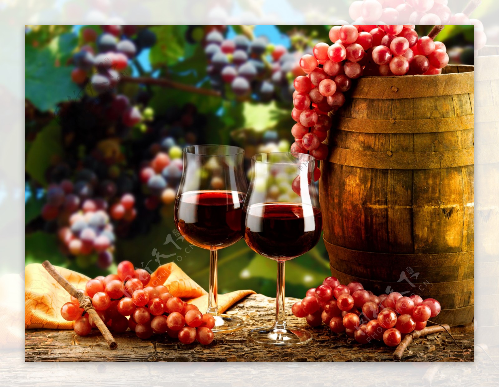 一堆葡萄与红酒图片