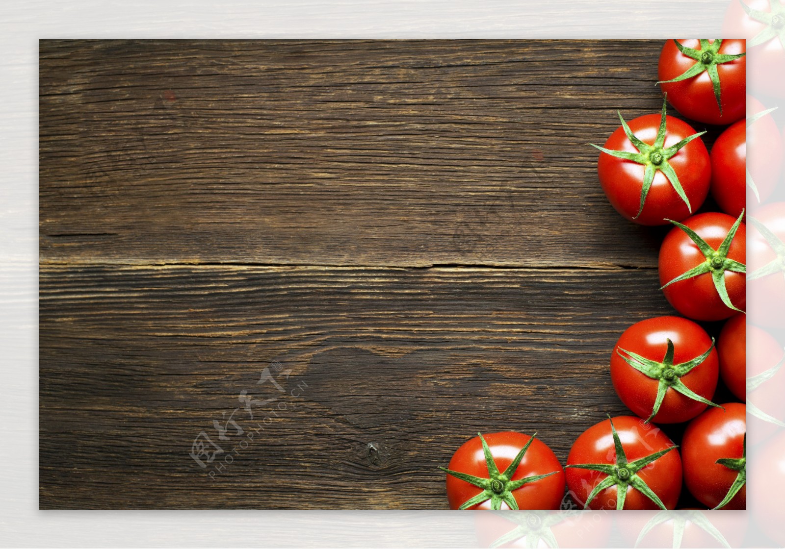 旧木板上的西红柿图片