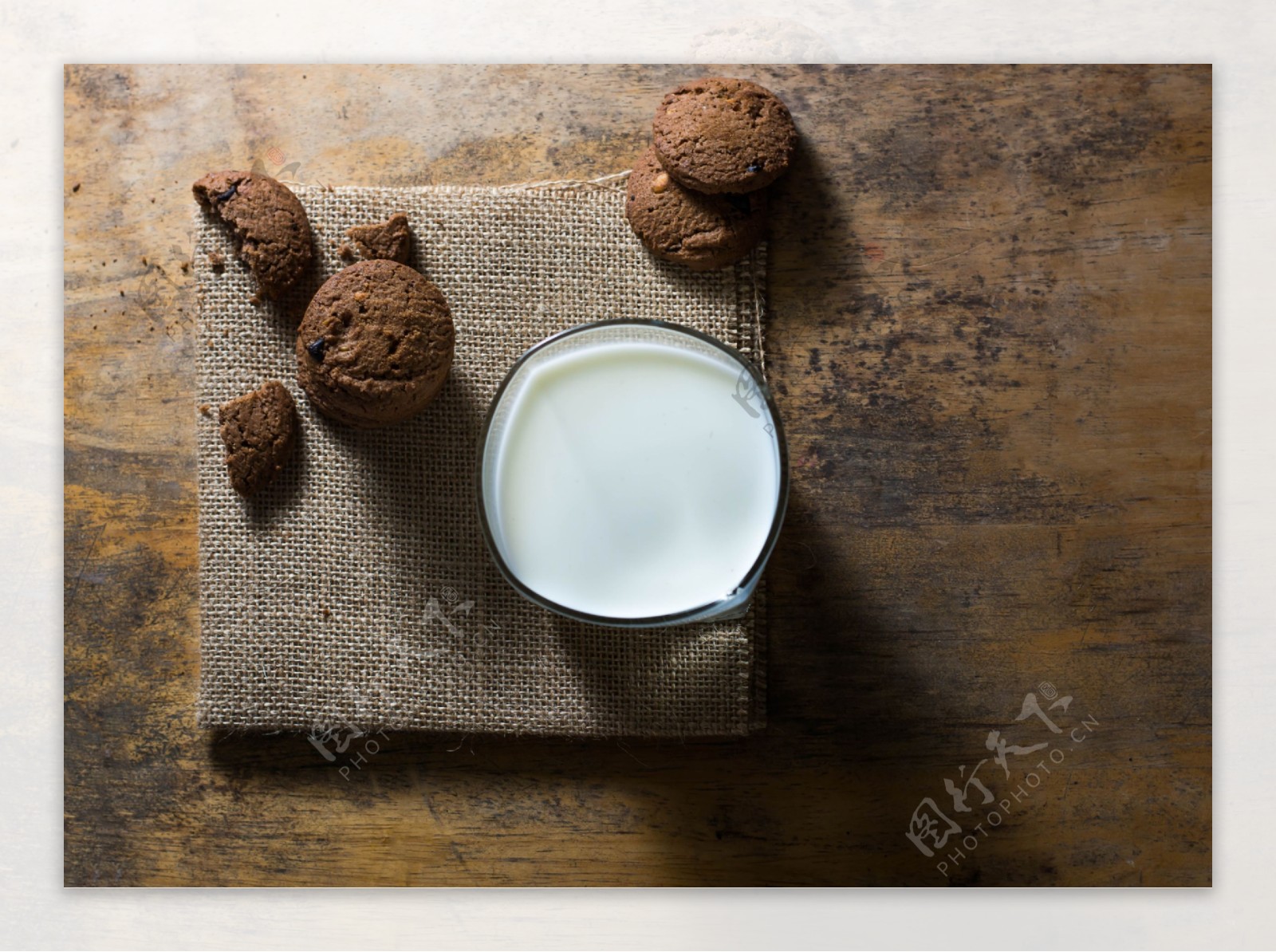 一杯牛奶和饼干图片