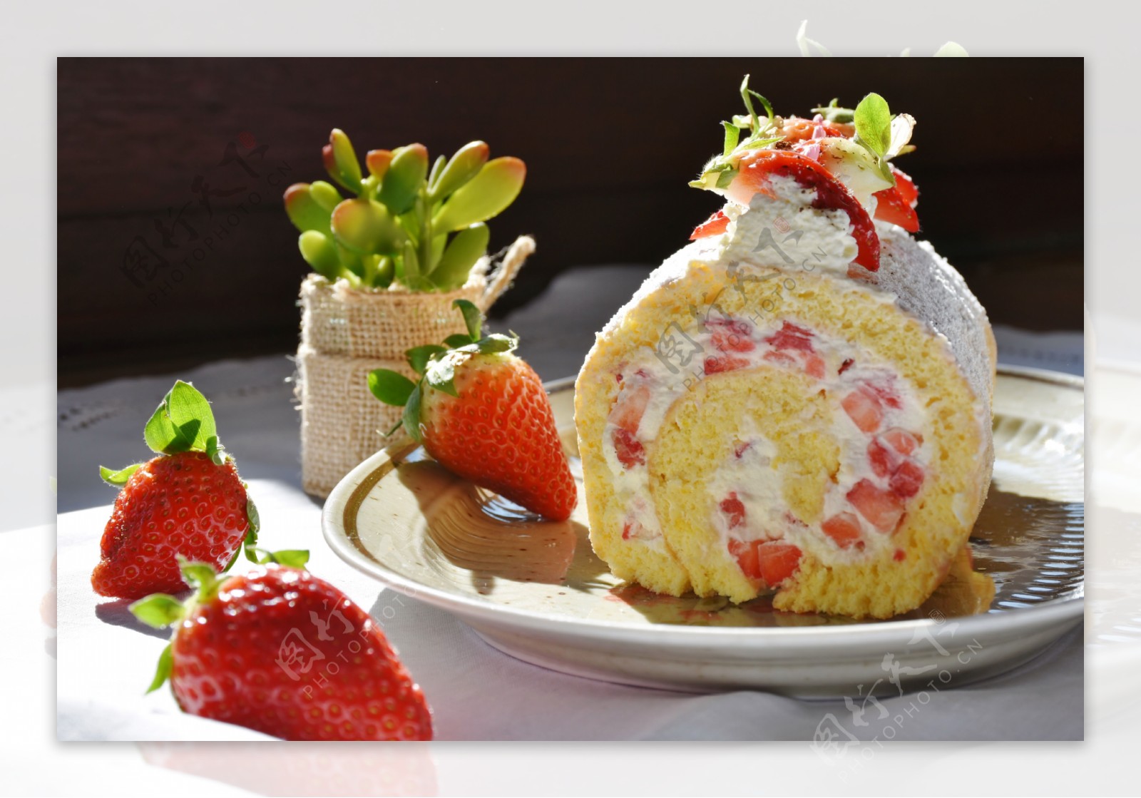 奶油草莓蛋糕卷图片