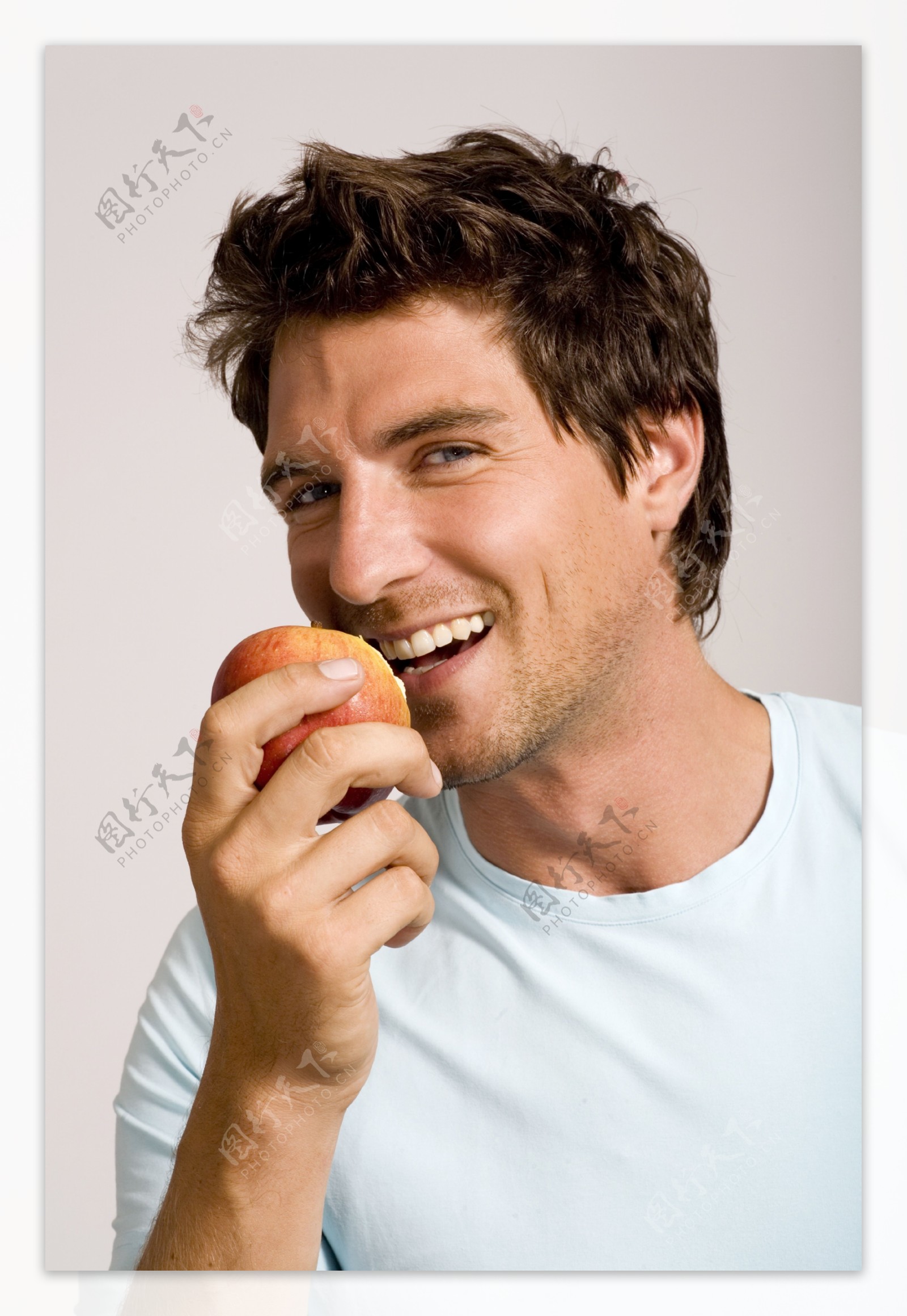 吃苹果的帅哥图片