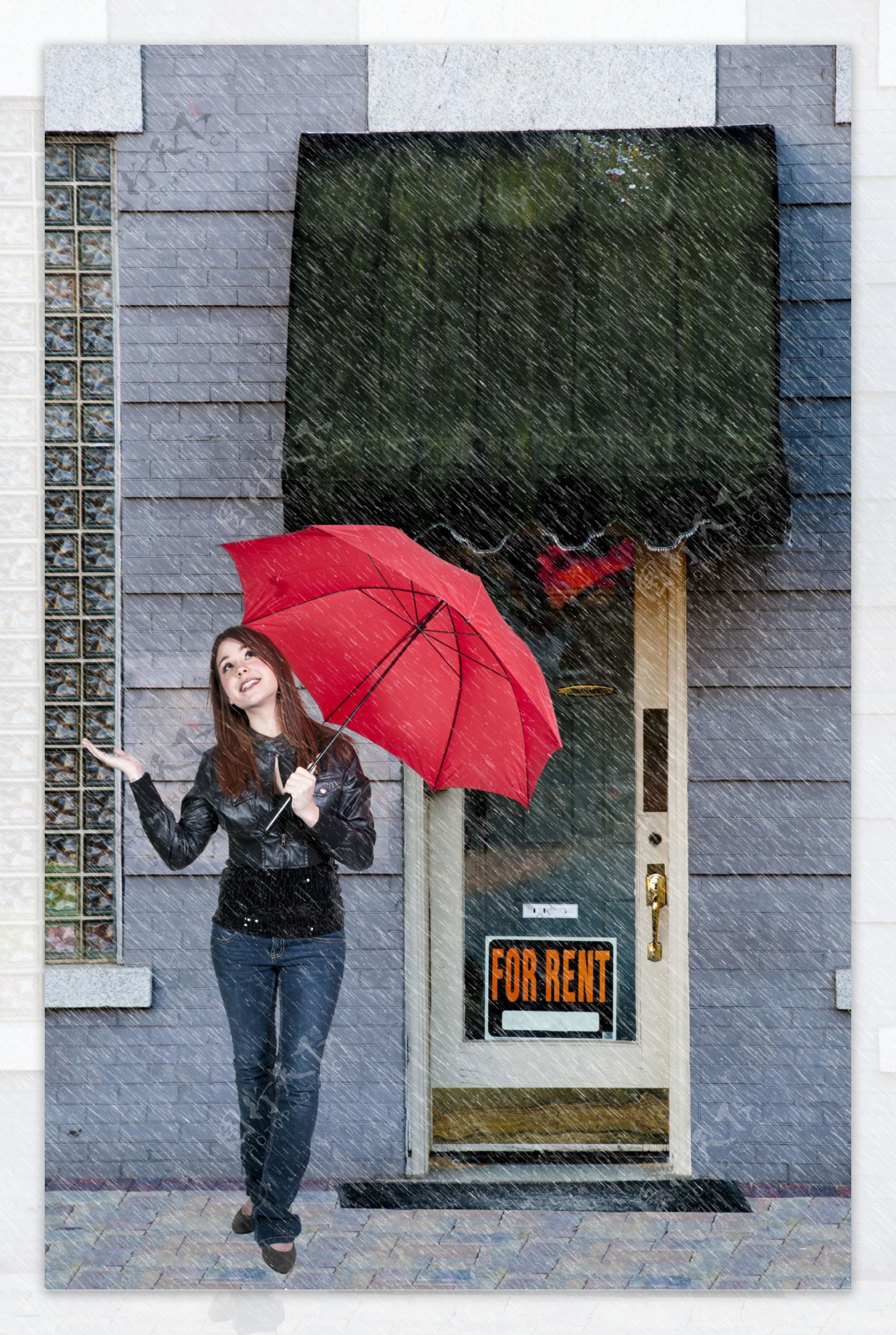 下雨打红色雨2伞的模特图片
