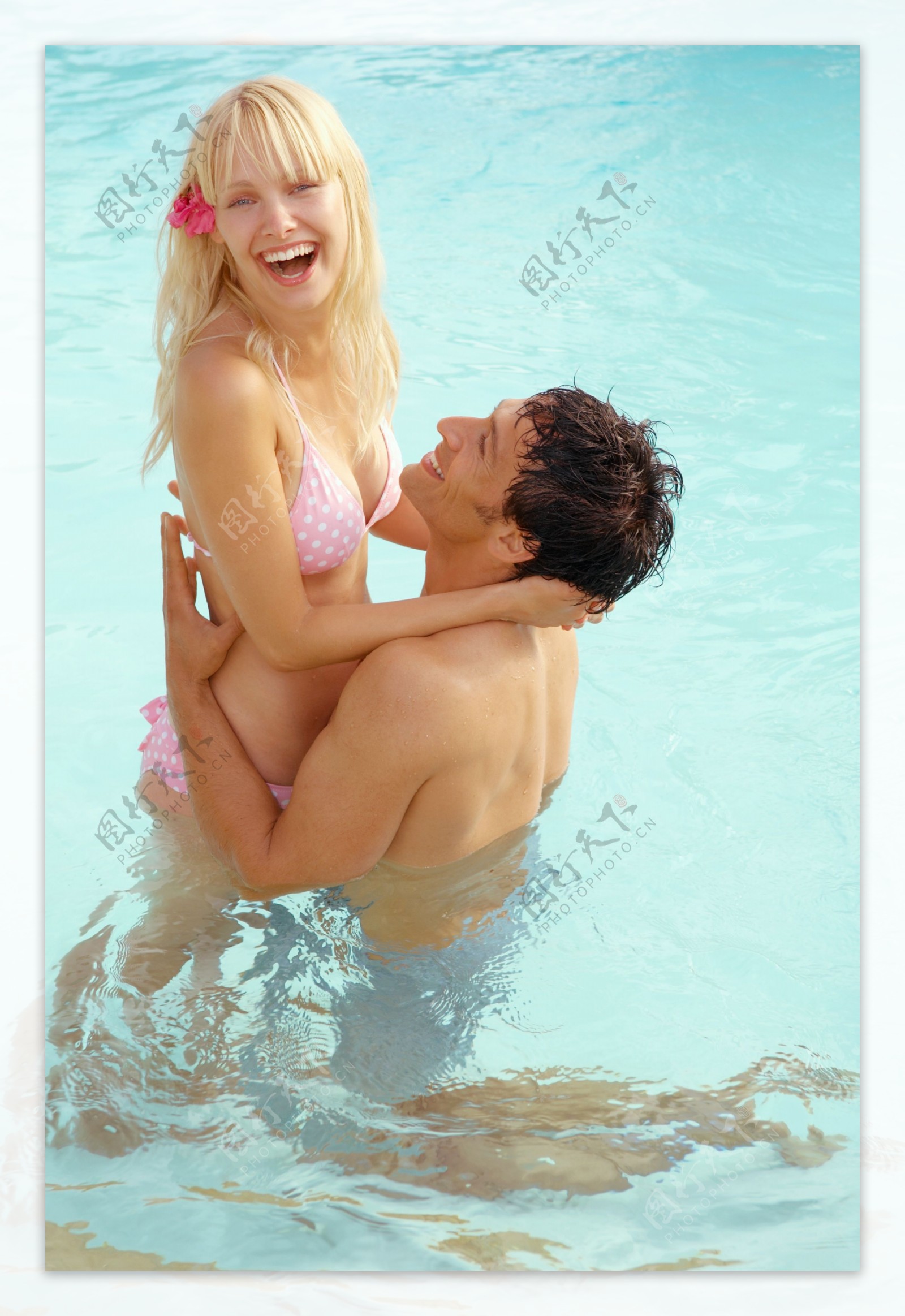 泳池里开心的男女图片