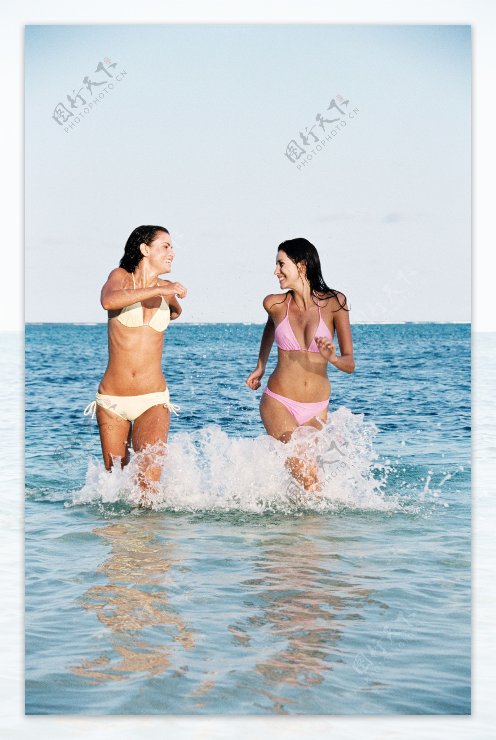 海水中奔跑的两个美女图片
