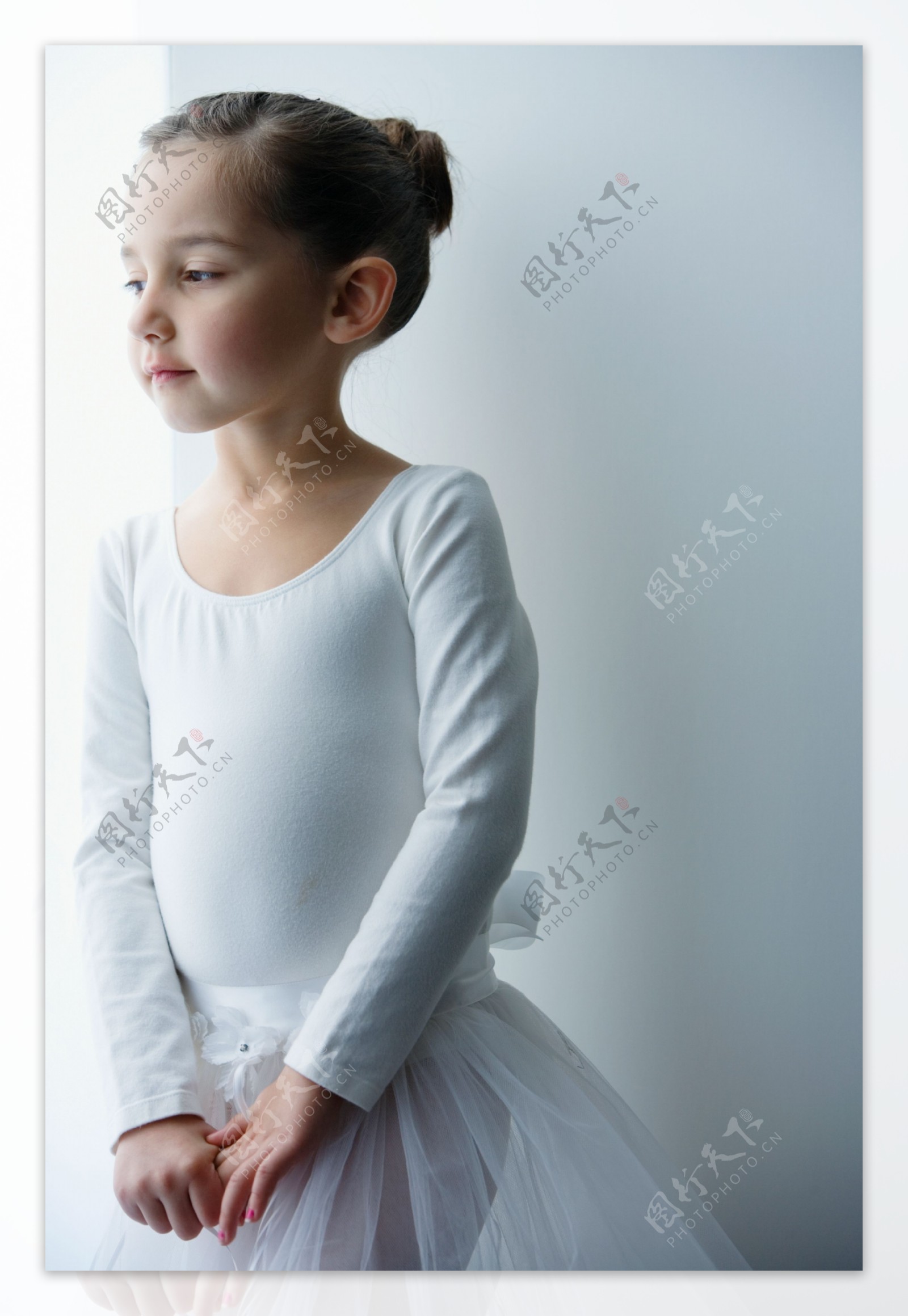 静静站立的小女孩图片图片