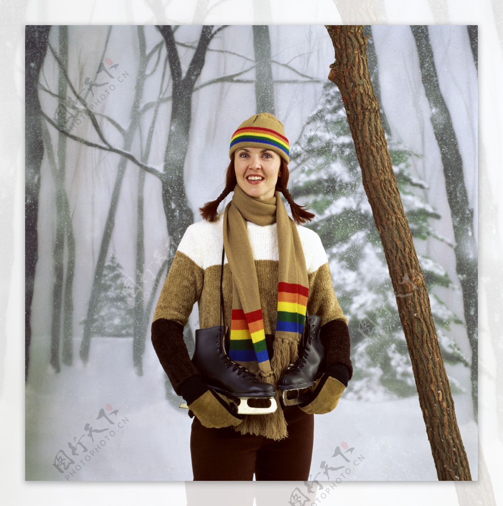 冬天雪地里的外国女人图片