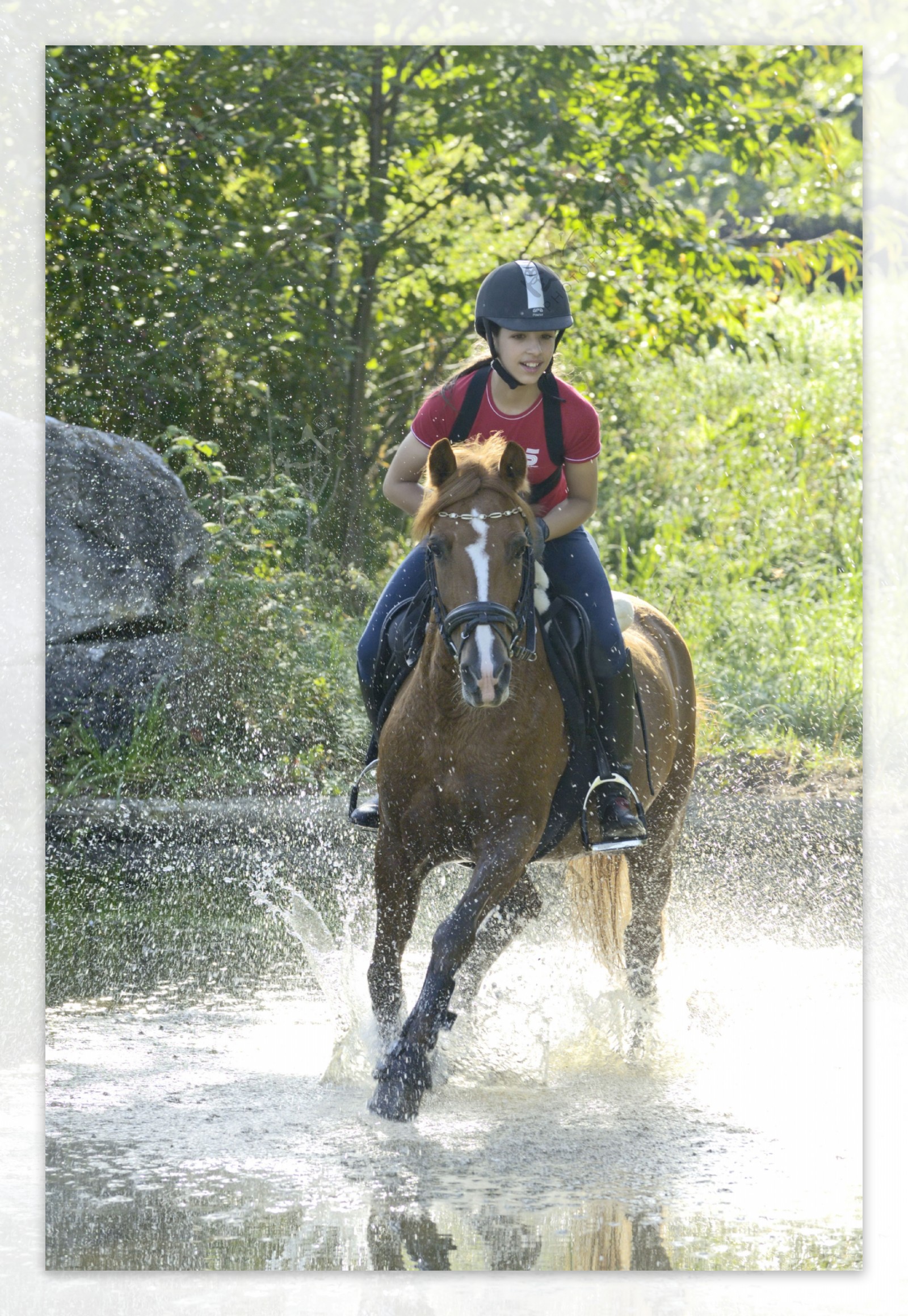 骑马过水的女孩图片