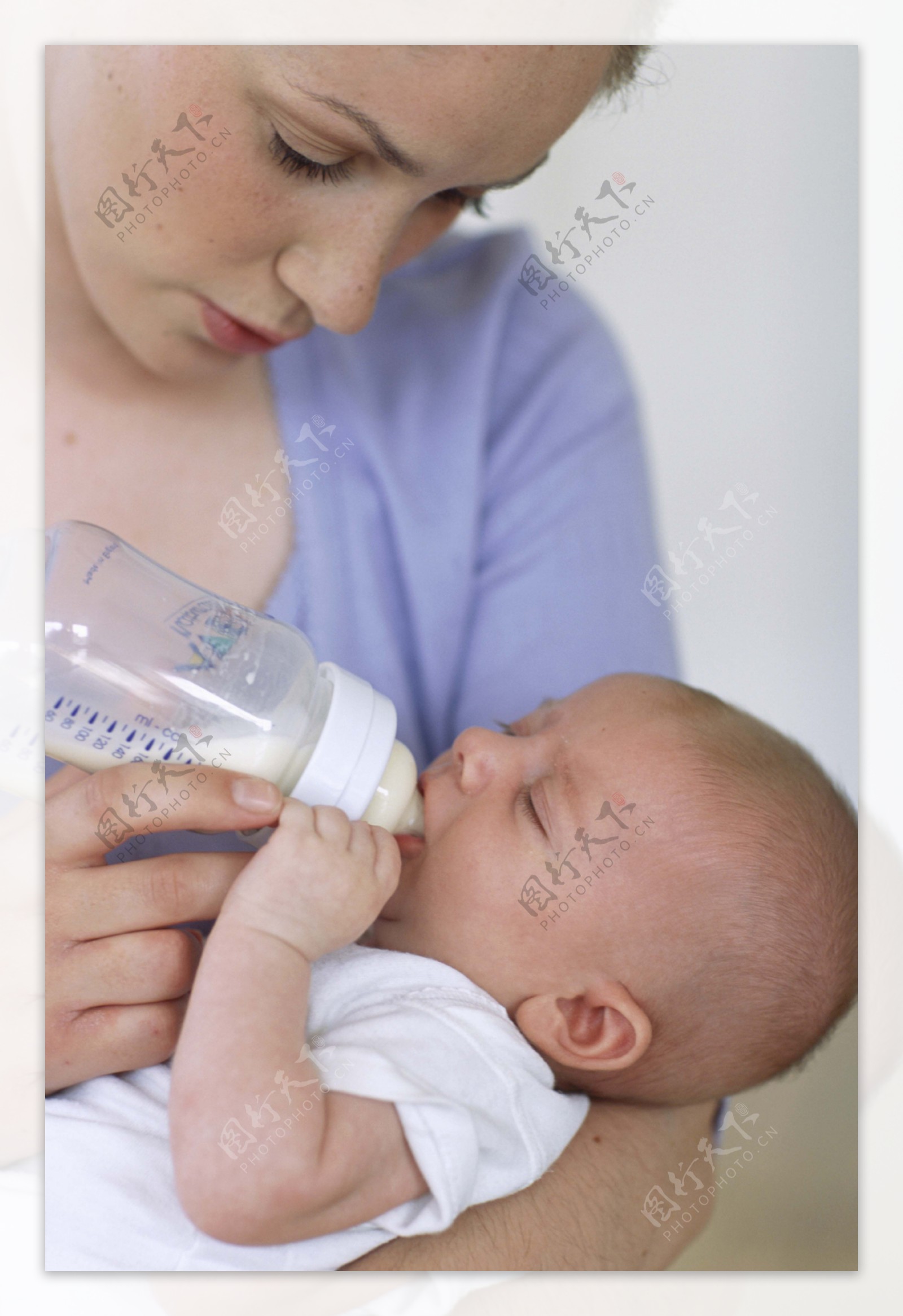 妈妈给婴儿喂奶图片