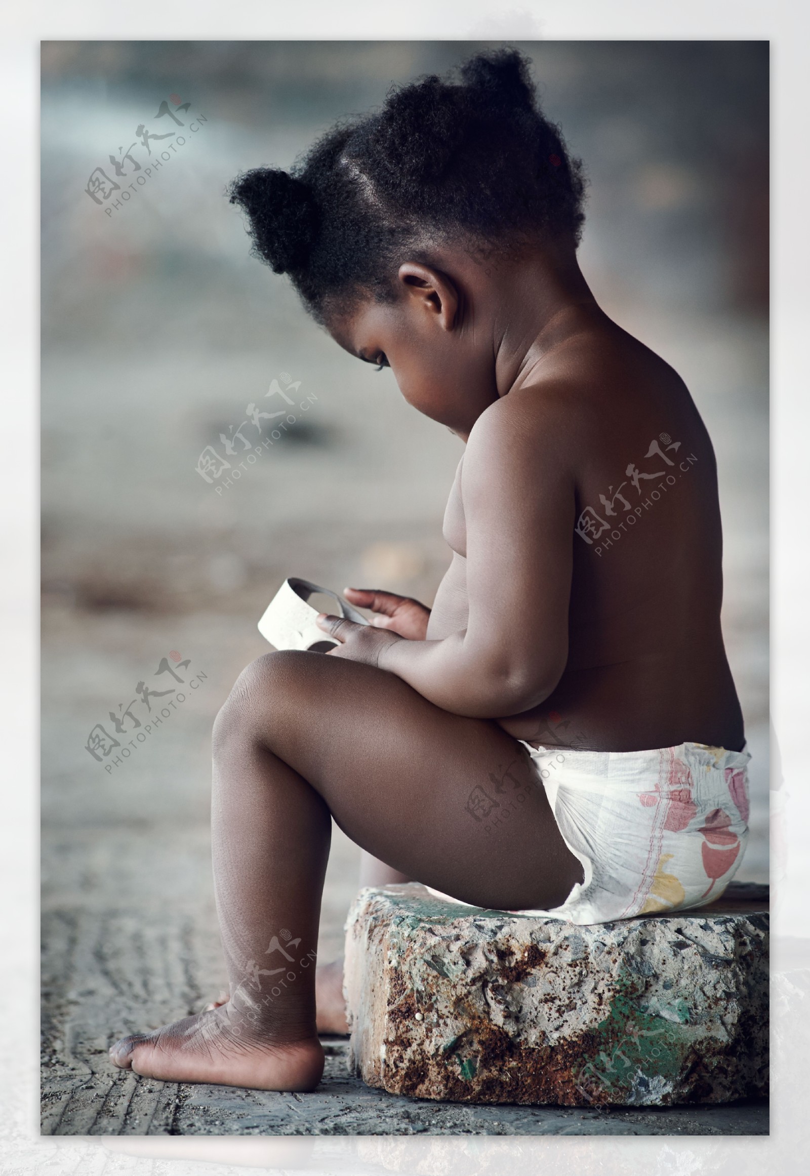 穿着尿不湿的非洲儿童图片
