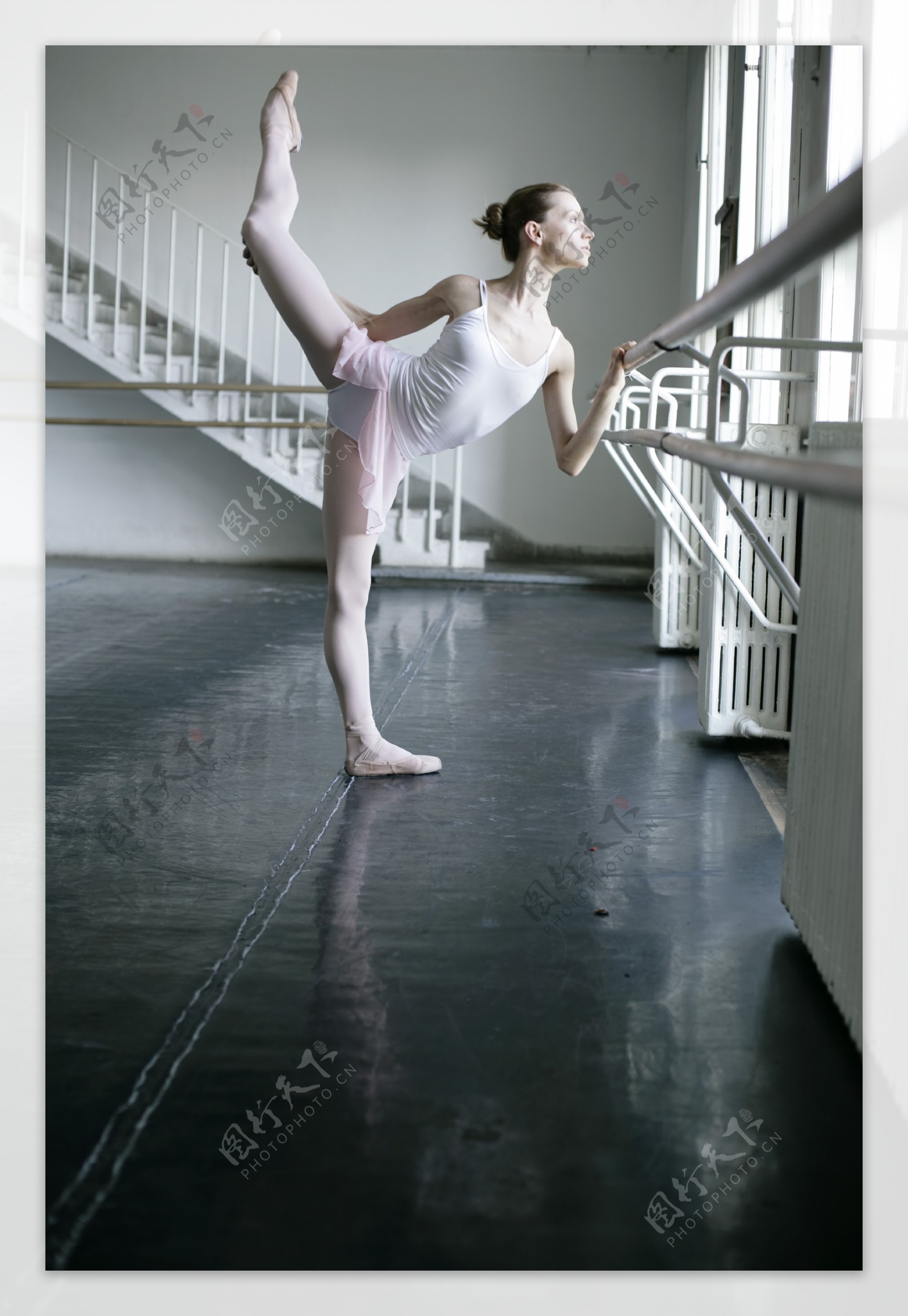 正在训练的女性芭蕾舞蹈演员图片