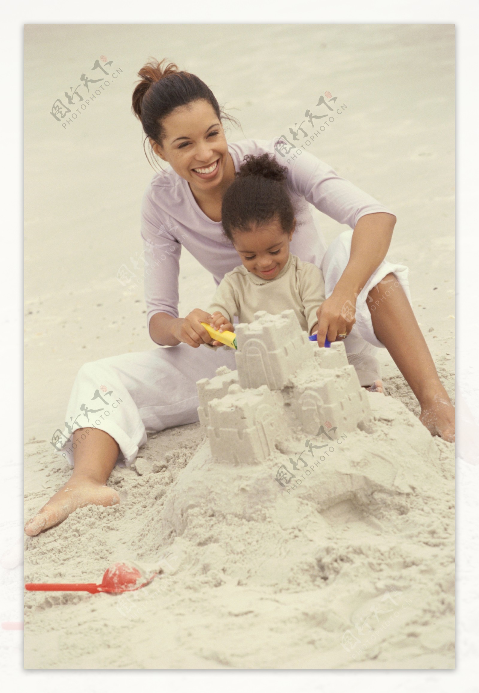 沙滩上玩耍的母女图片