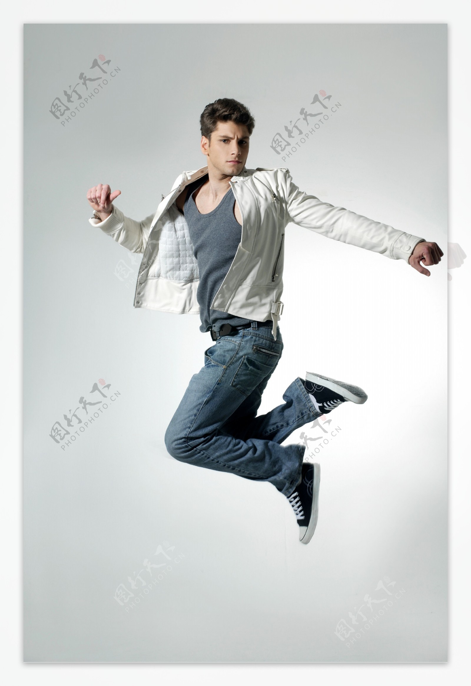 跳跃的男人图片