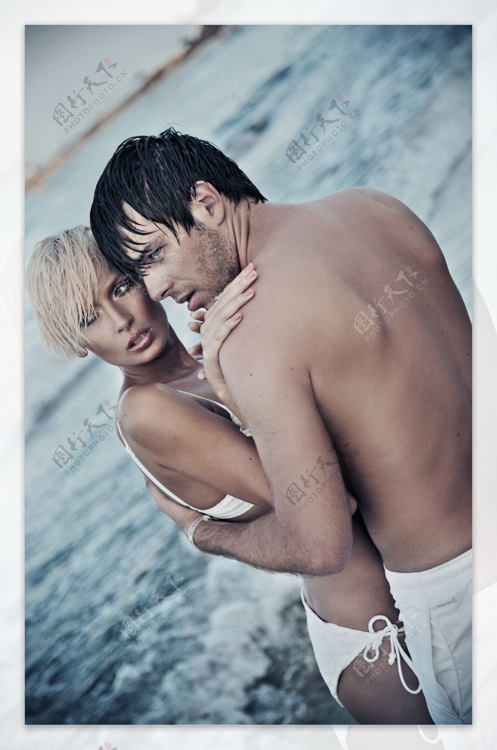 海滩上拥抱的夫妇图片