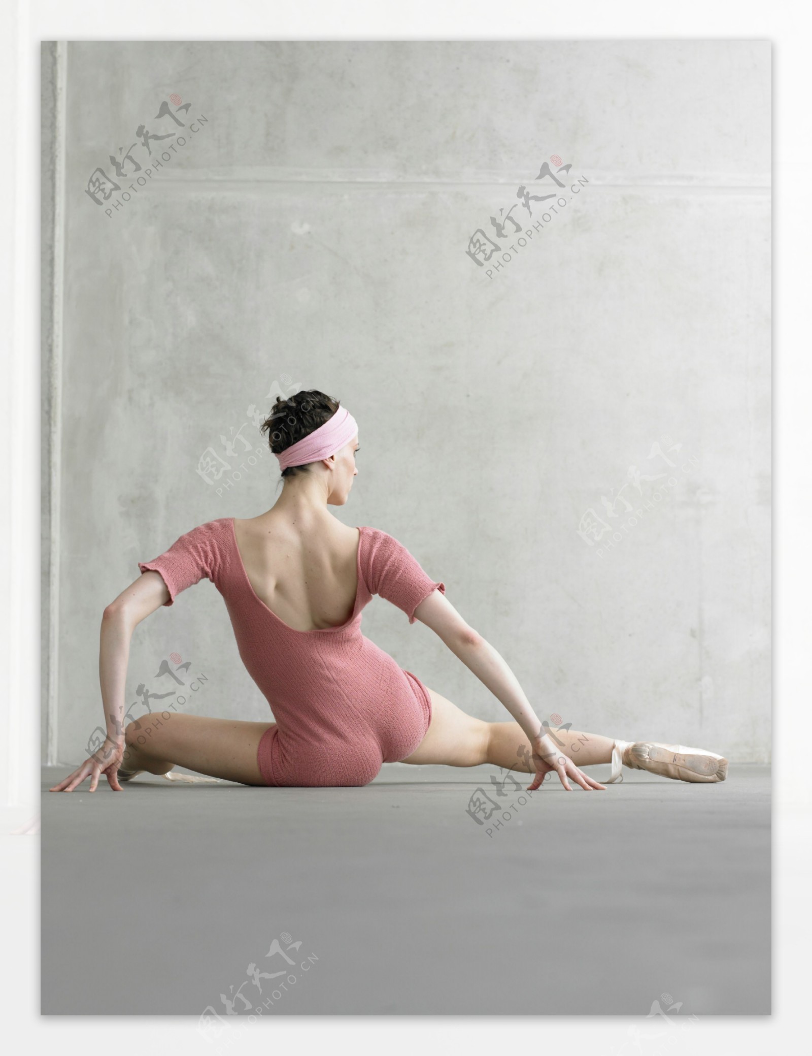正在压腿的女性舞蹈演员图片