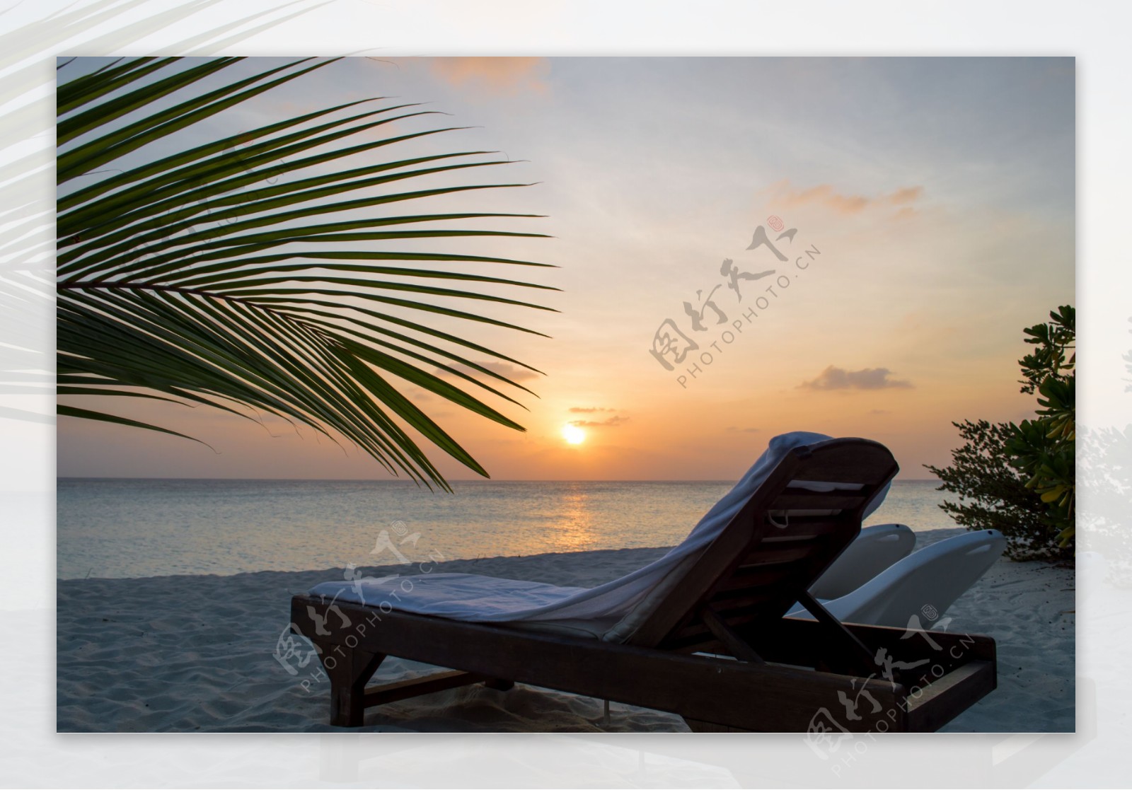 夕阳时分海边沙滩上的主阳椅