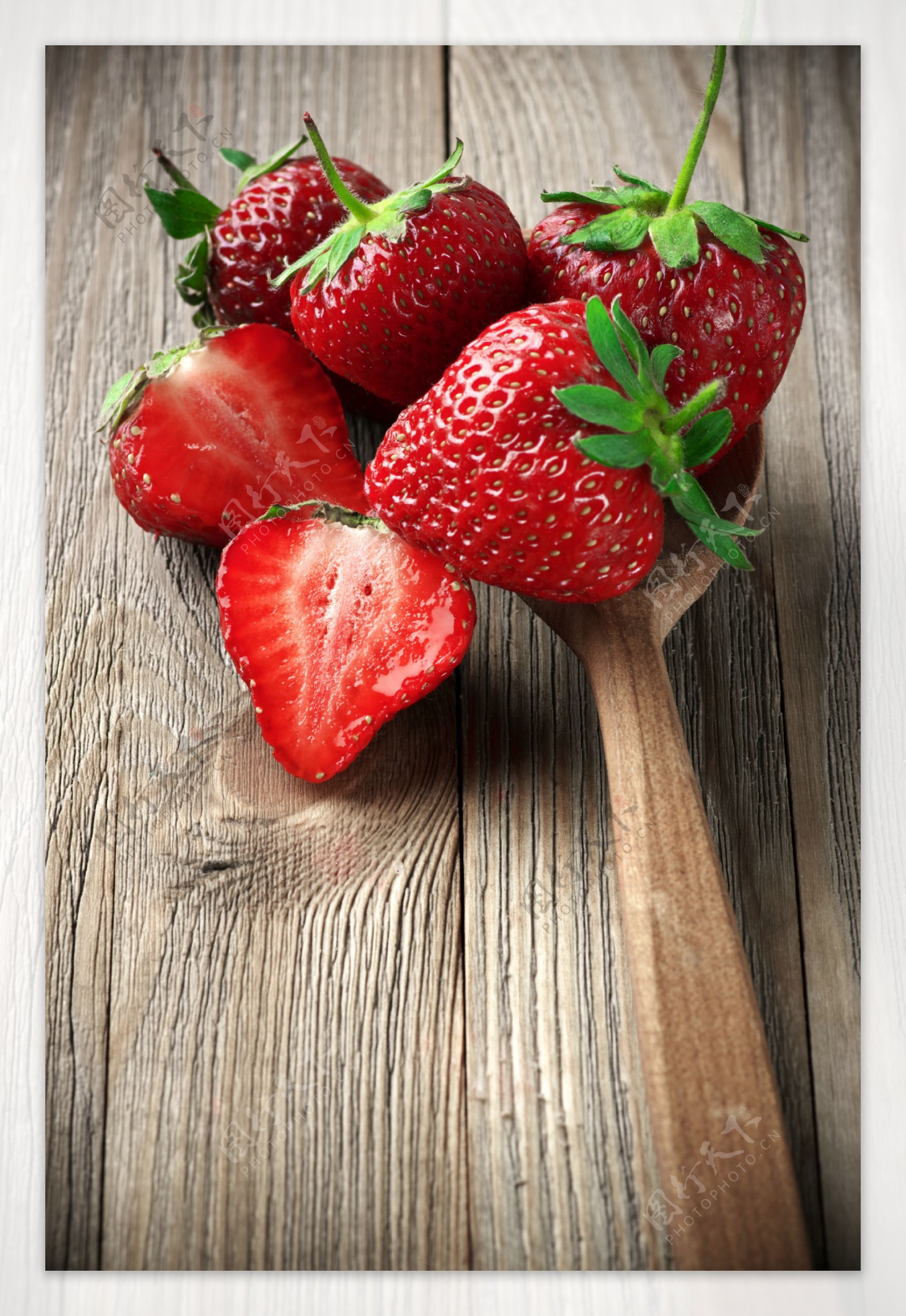 木勺里的草莓