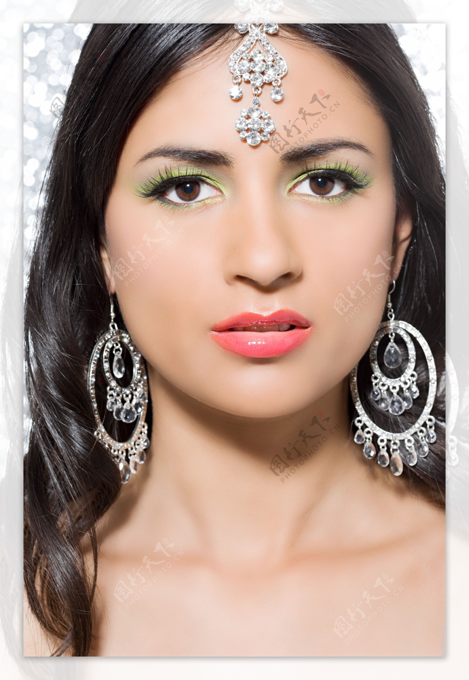 戴耳环化浓妆的印度美女图片