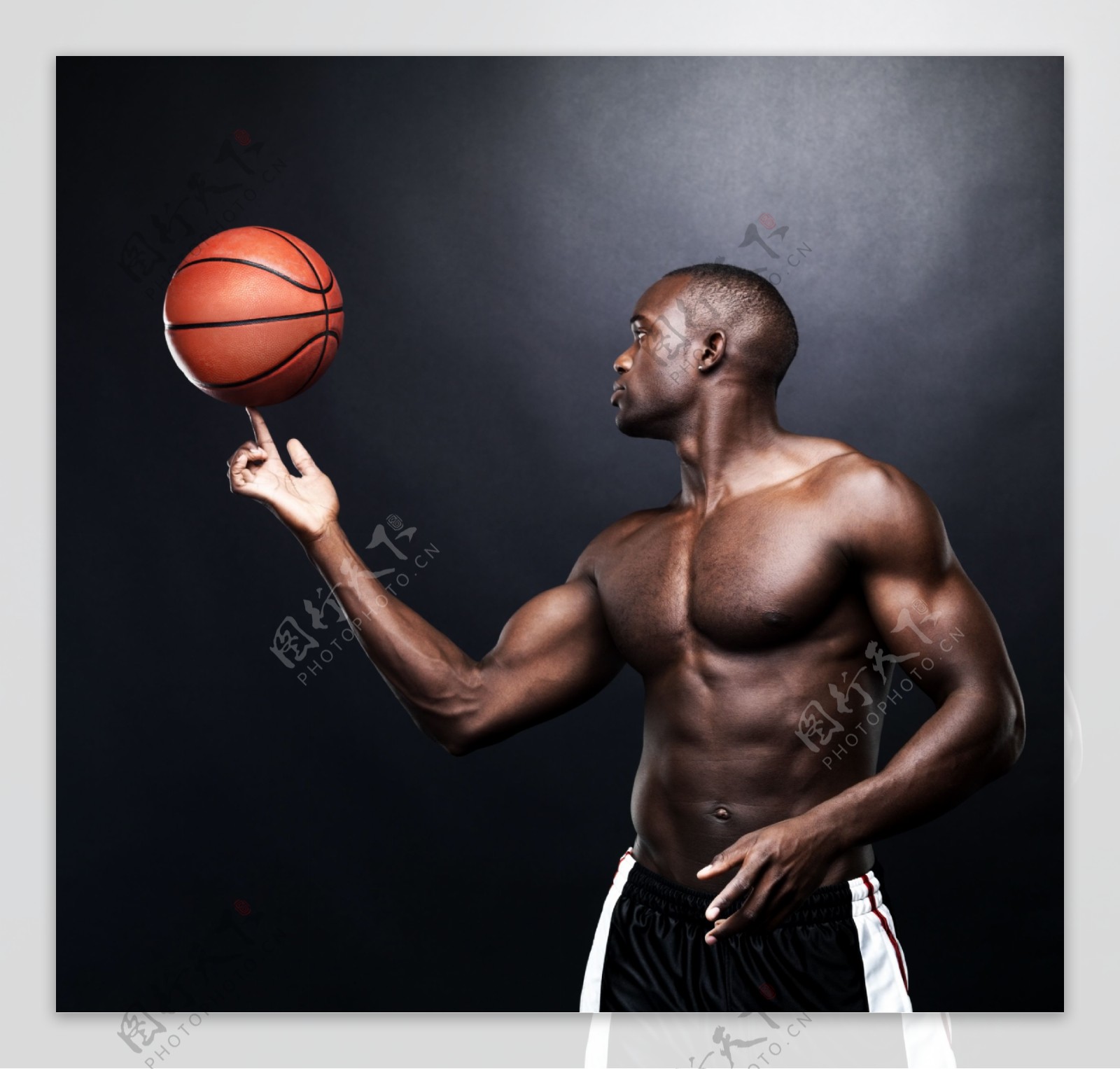 转篮球的黑人图片