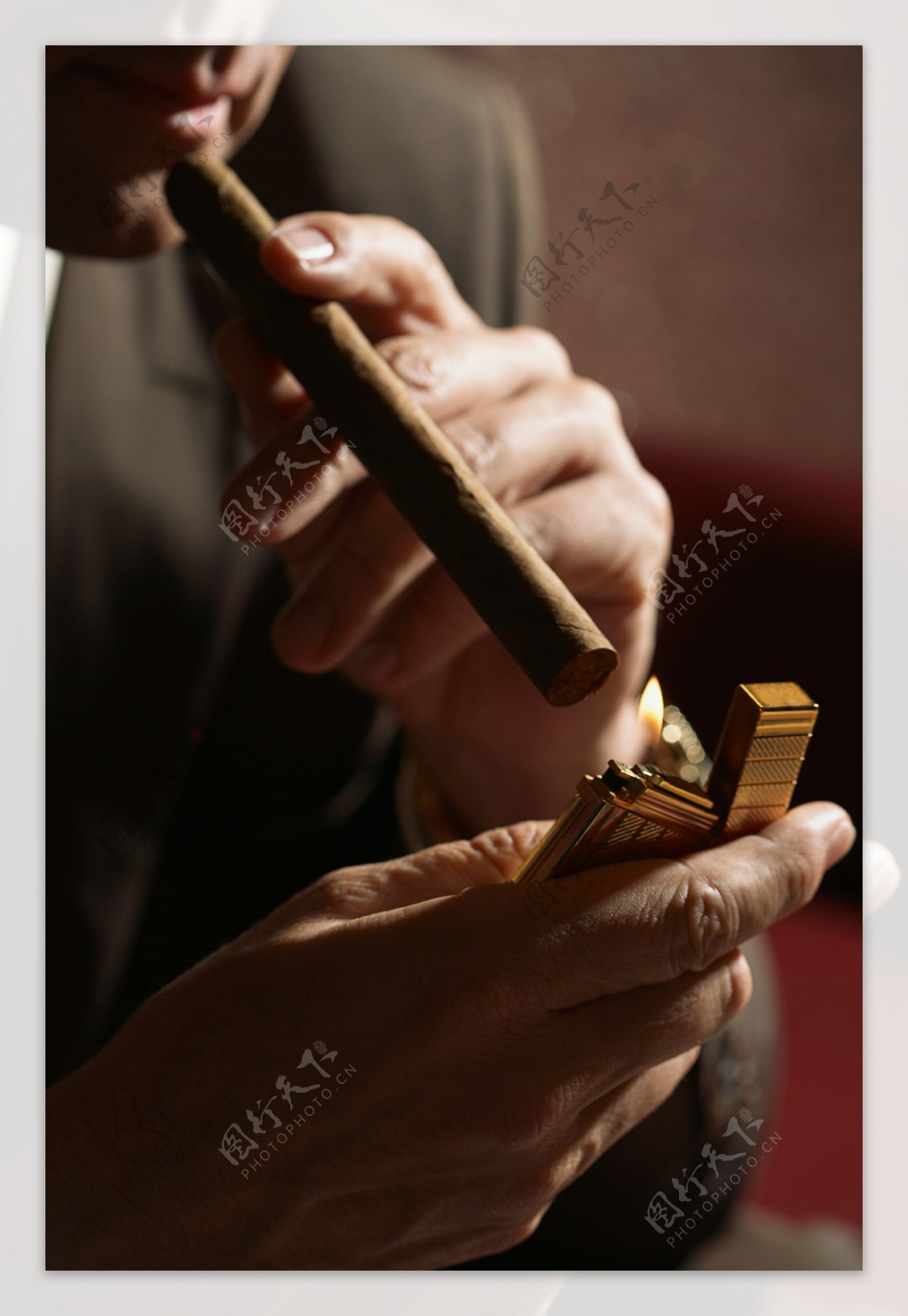 抽着雪茄烟男人图片
