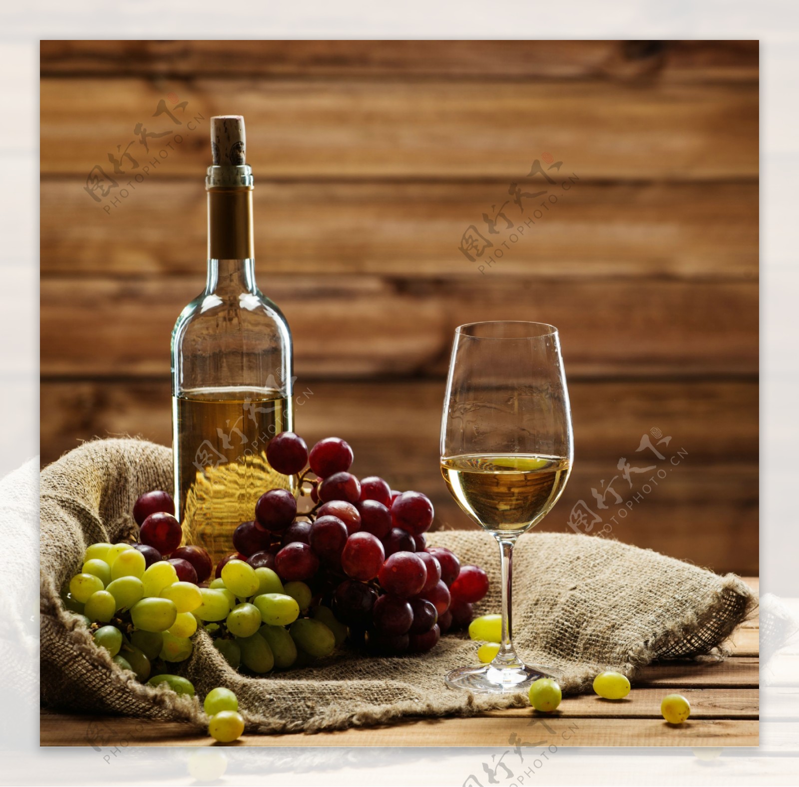 麻布上的葡萄酒与葡萄图片