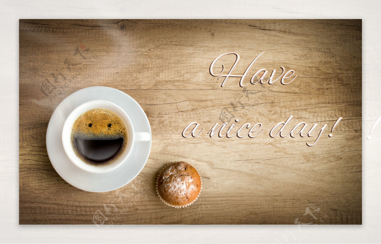 木板上的咖啡与面包图片