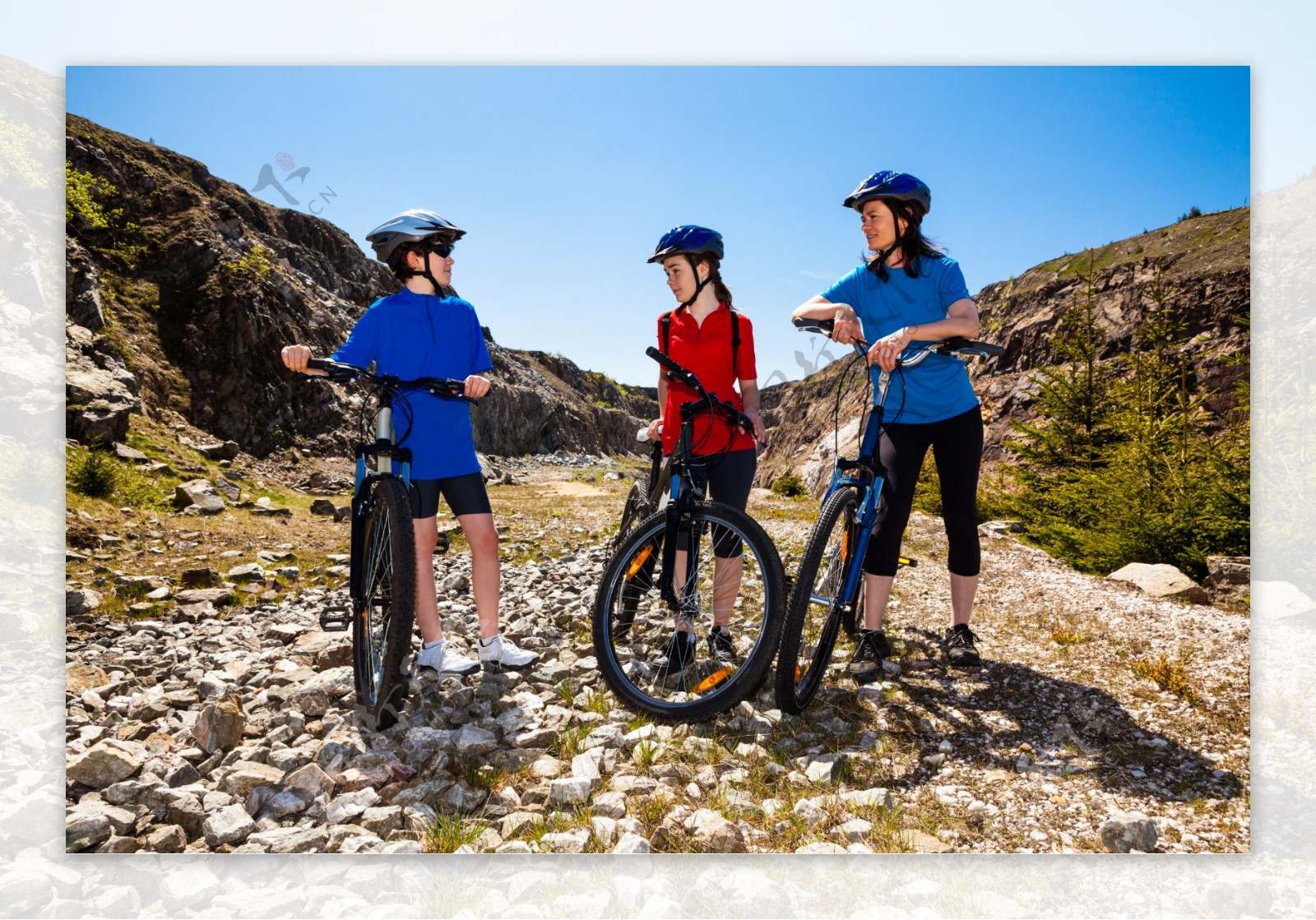 骑单车到郊外的三个外国孩子图片