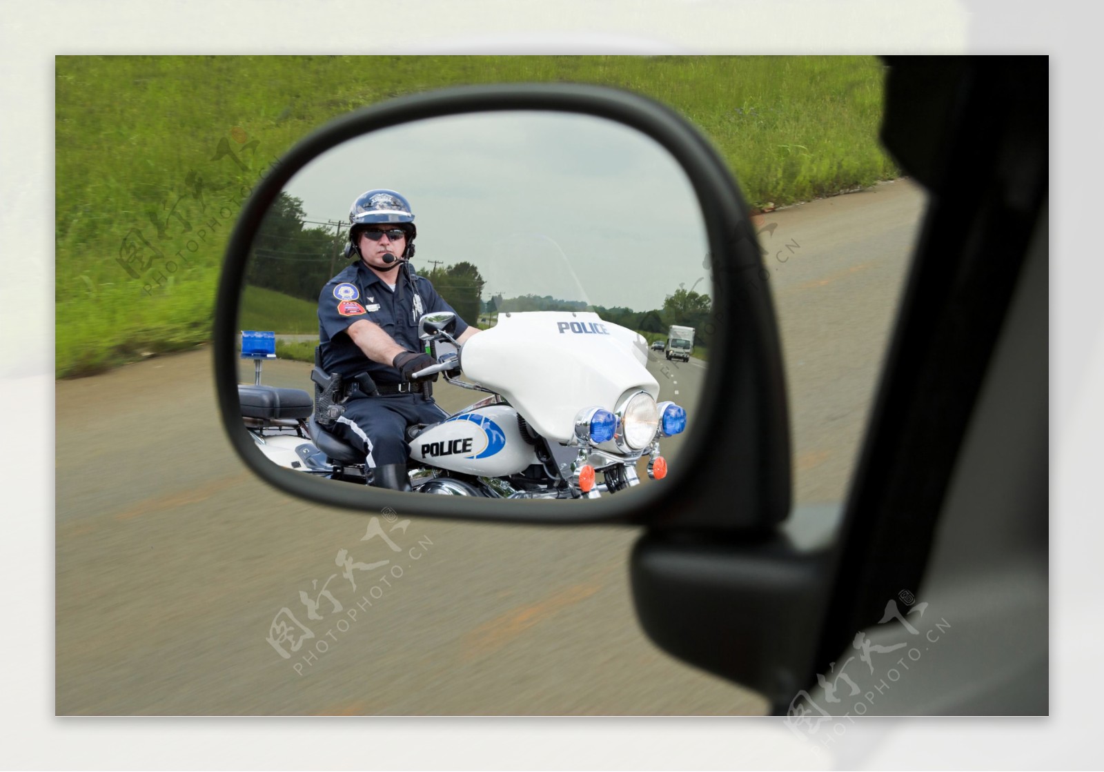 后视镜里的交通警察图片