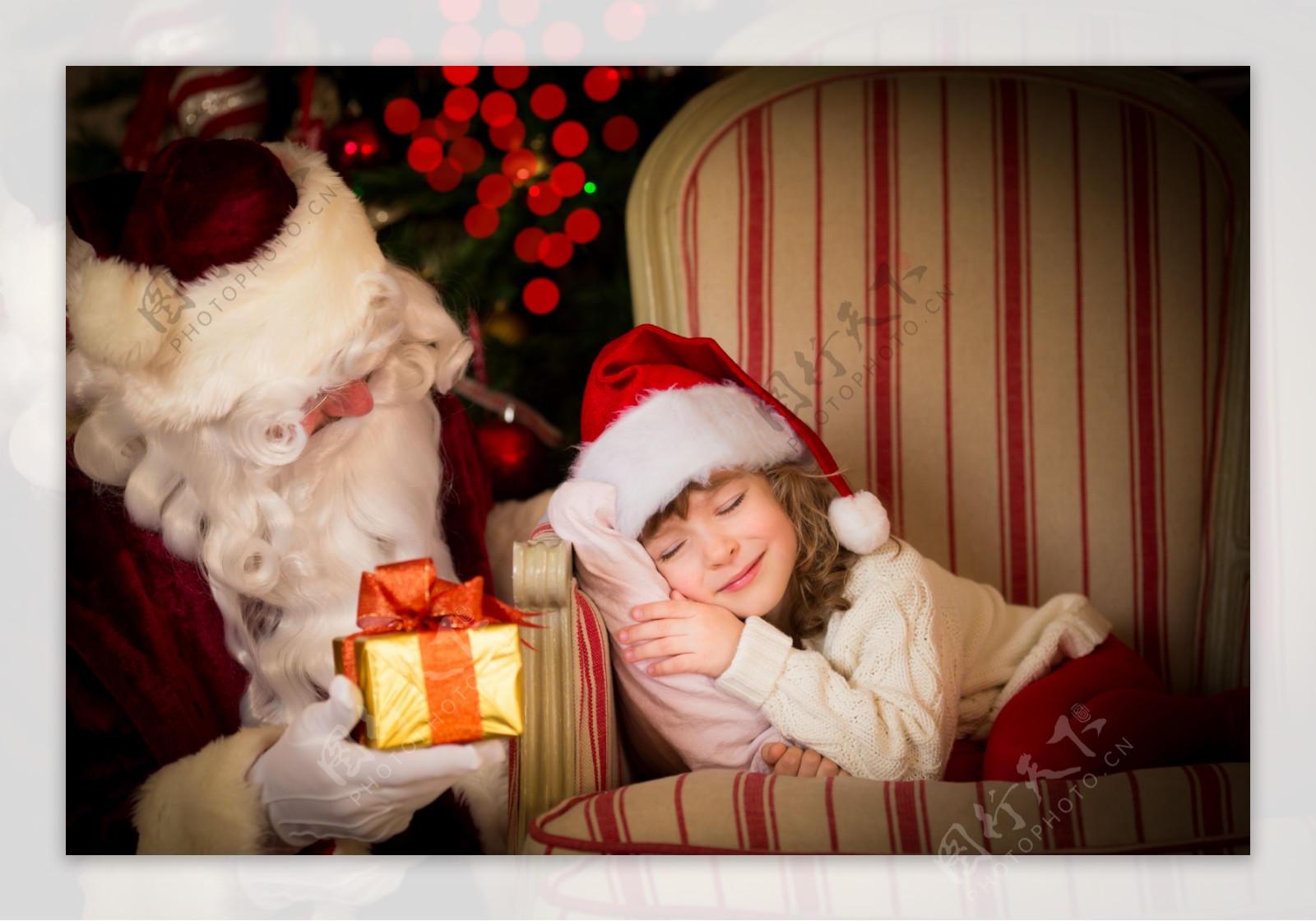 小女孩和拿着礼物的圣诞老爷爷图片