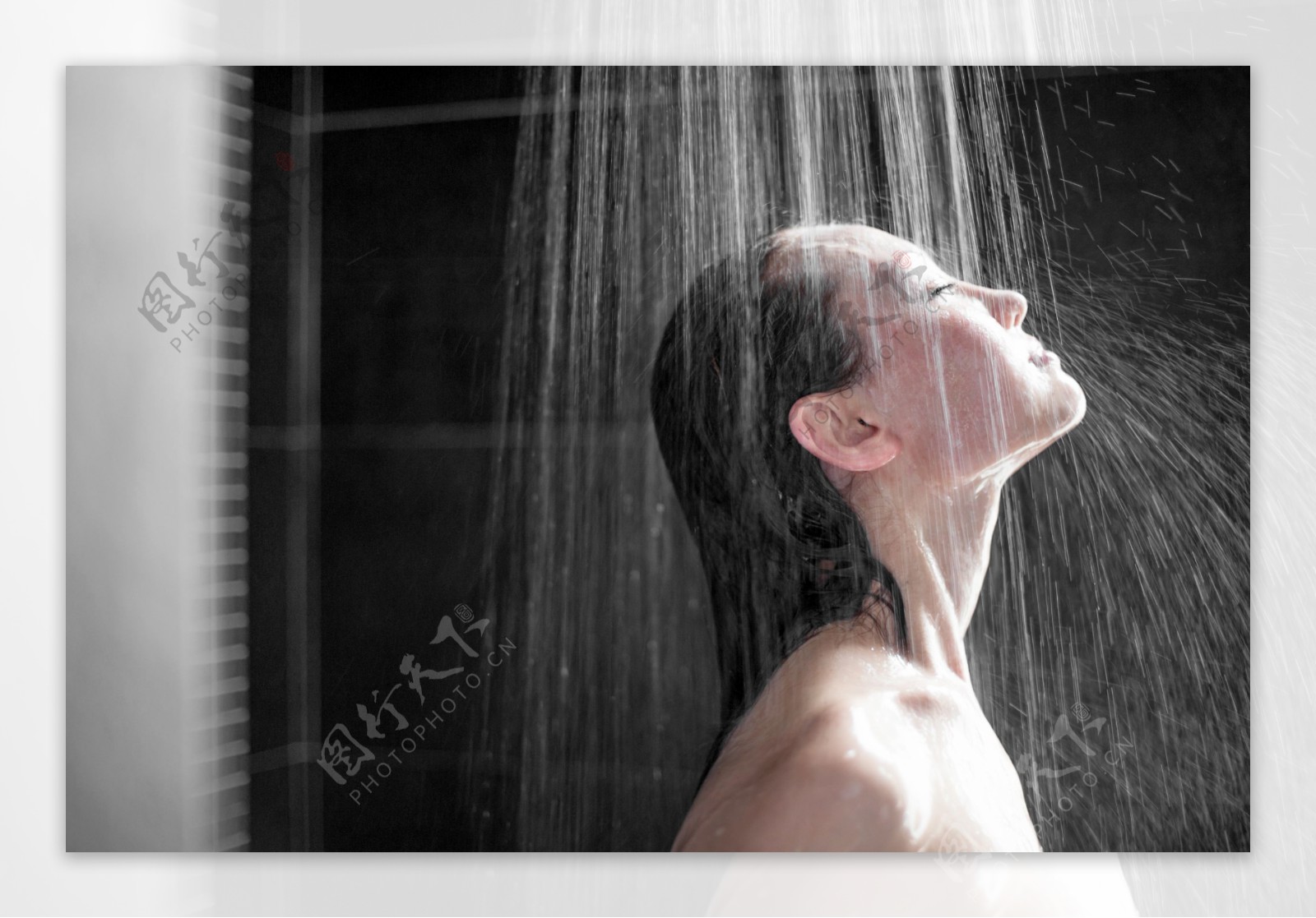 享受沐浴的女人图片