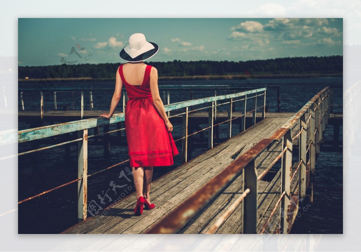 桥上红裙子美女背影图片