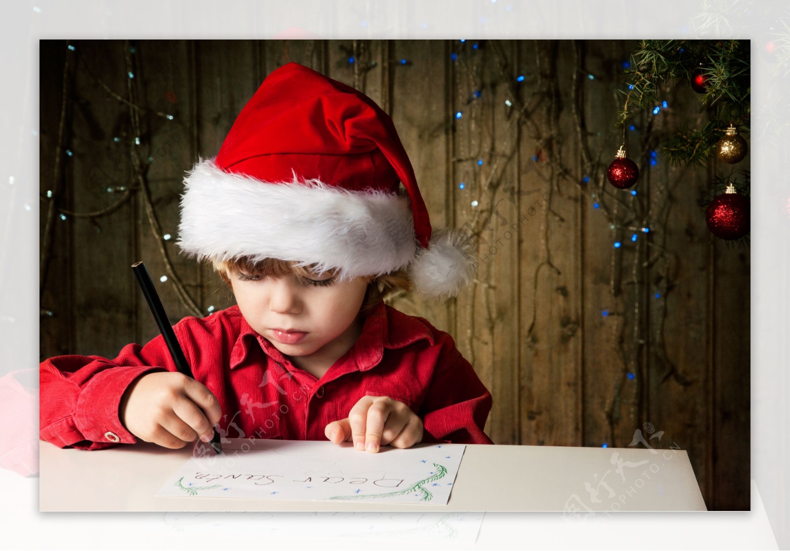写圣诞贺卡的小男孩图片