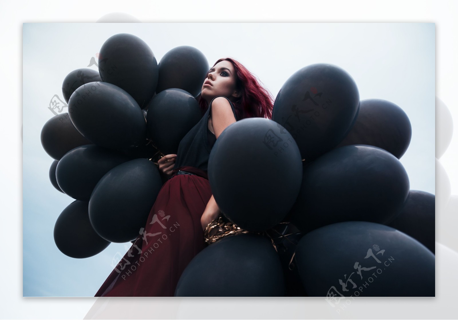 黑色气球美女摄影图片