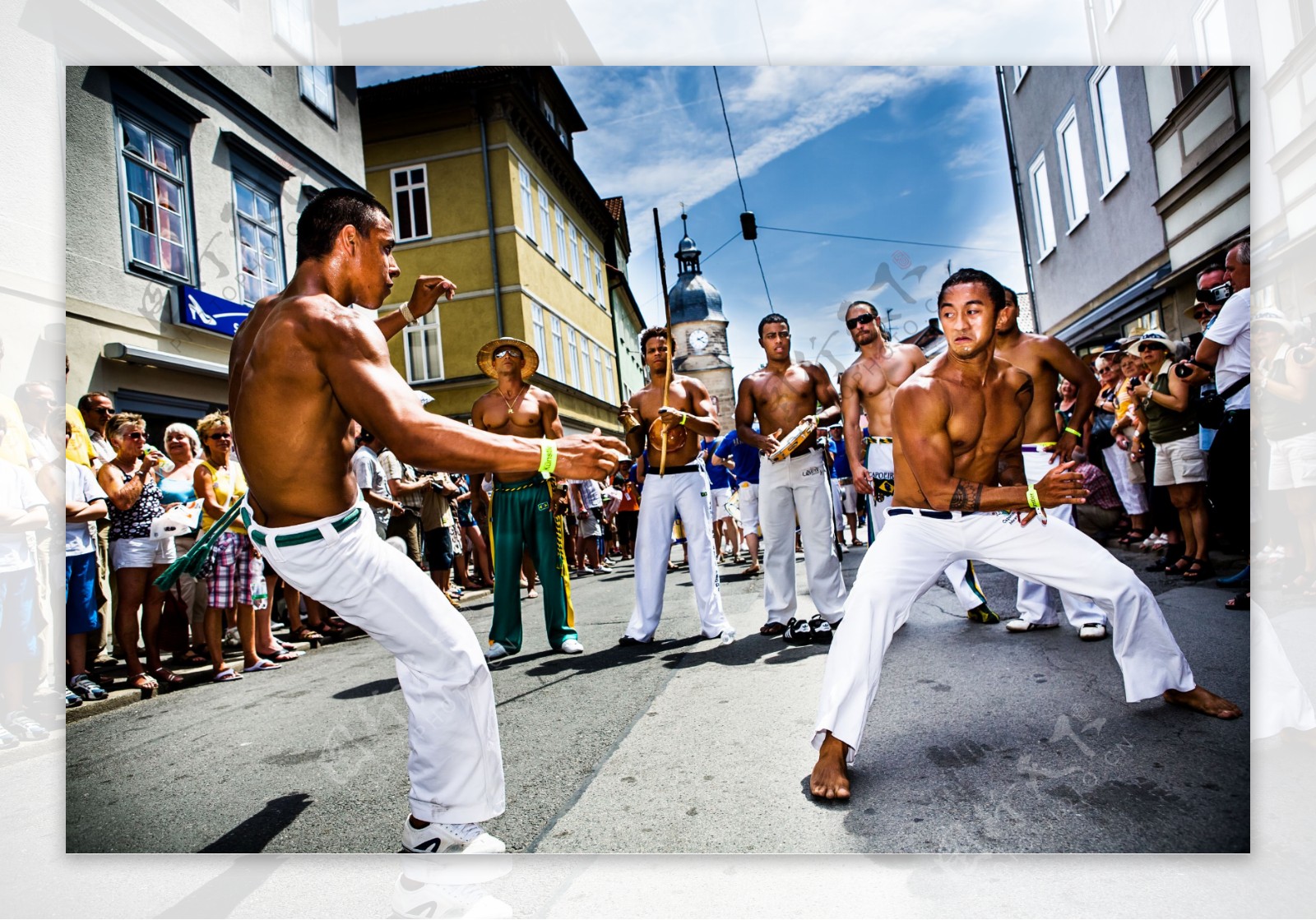 街道上斗舞的外国人图片