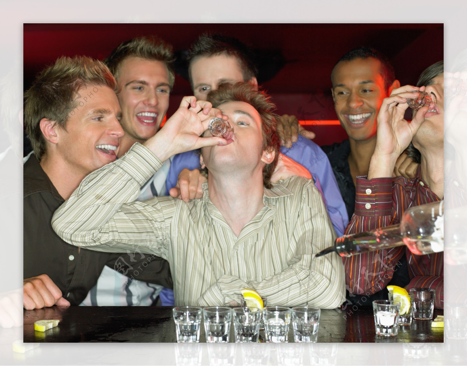 喝酒聚会的青年男生图片