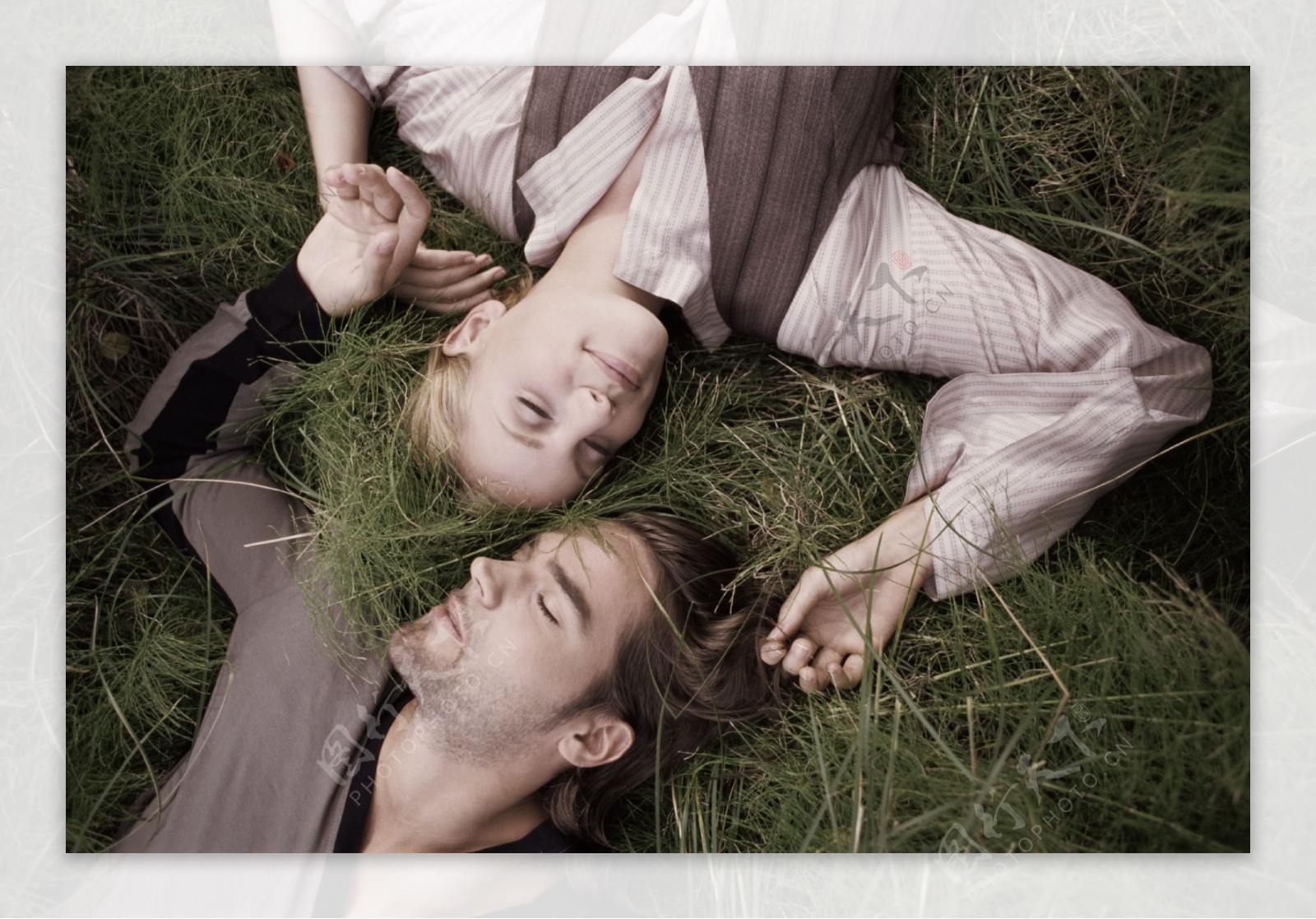 躺在草地上的夫妻图片