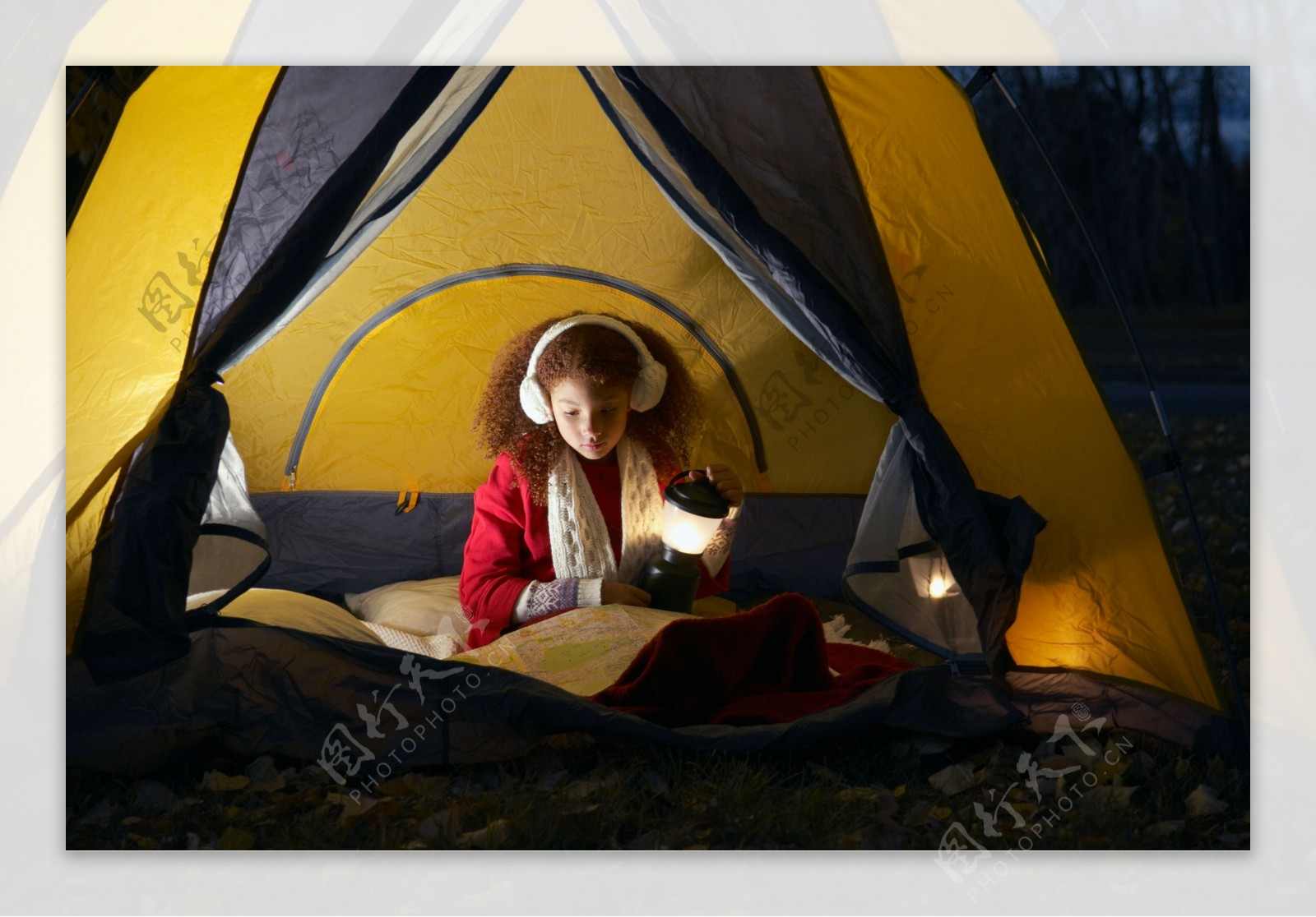 帐篷里听音乐的小女孩图片