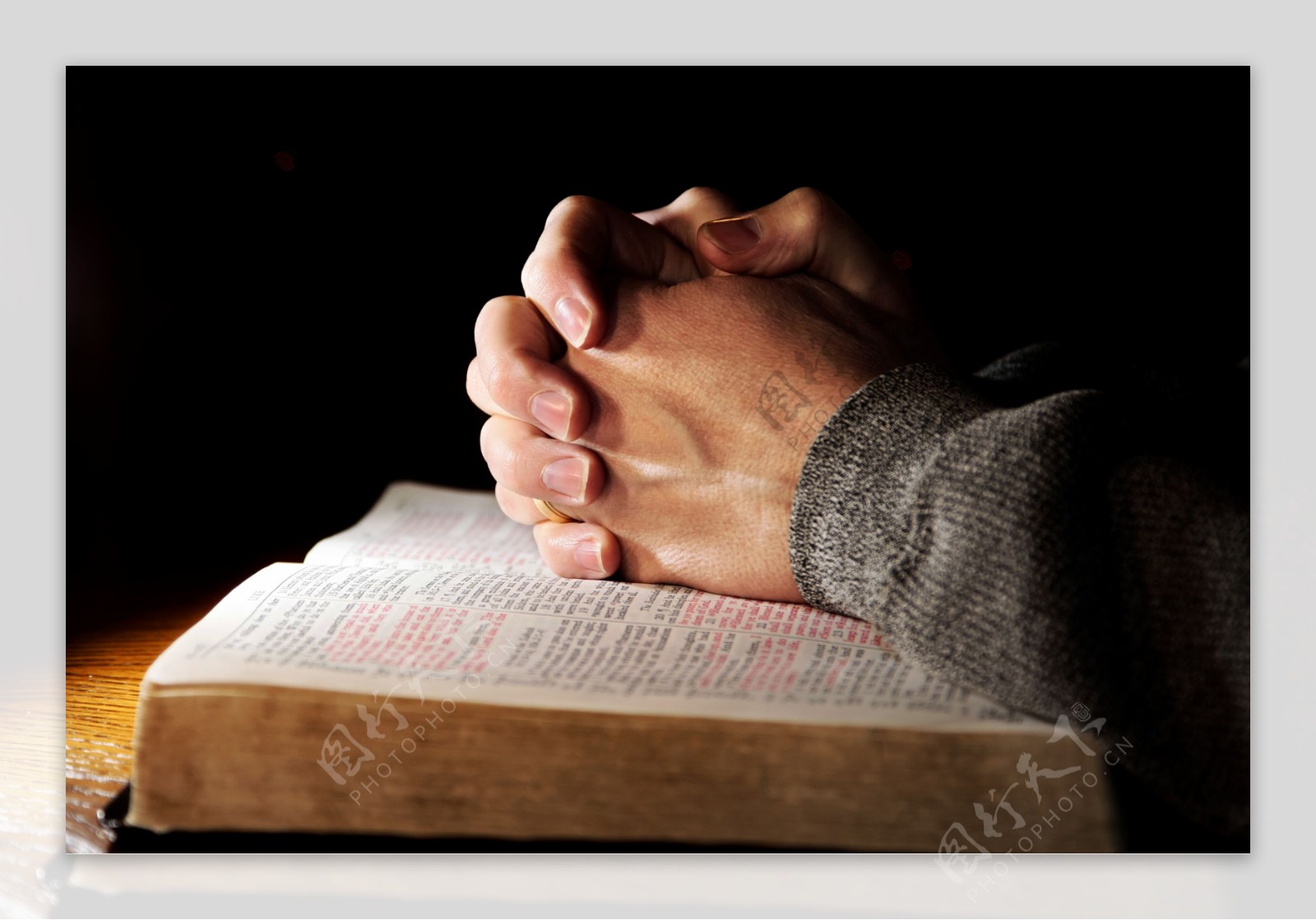 圣经上祈祷的手图片
