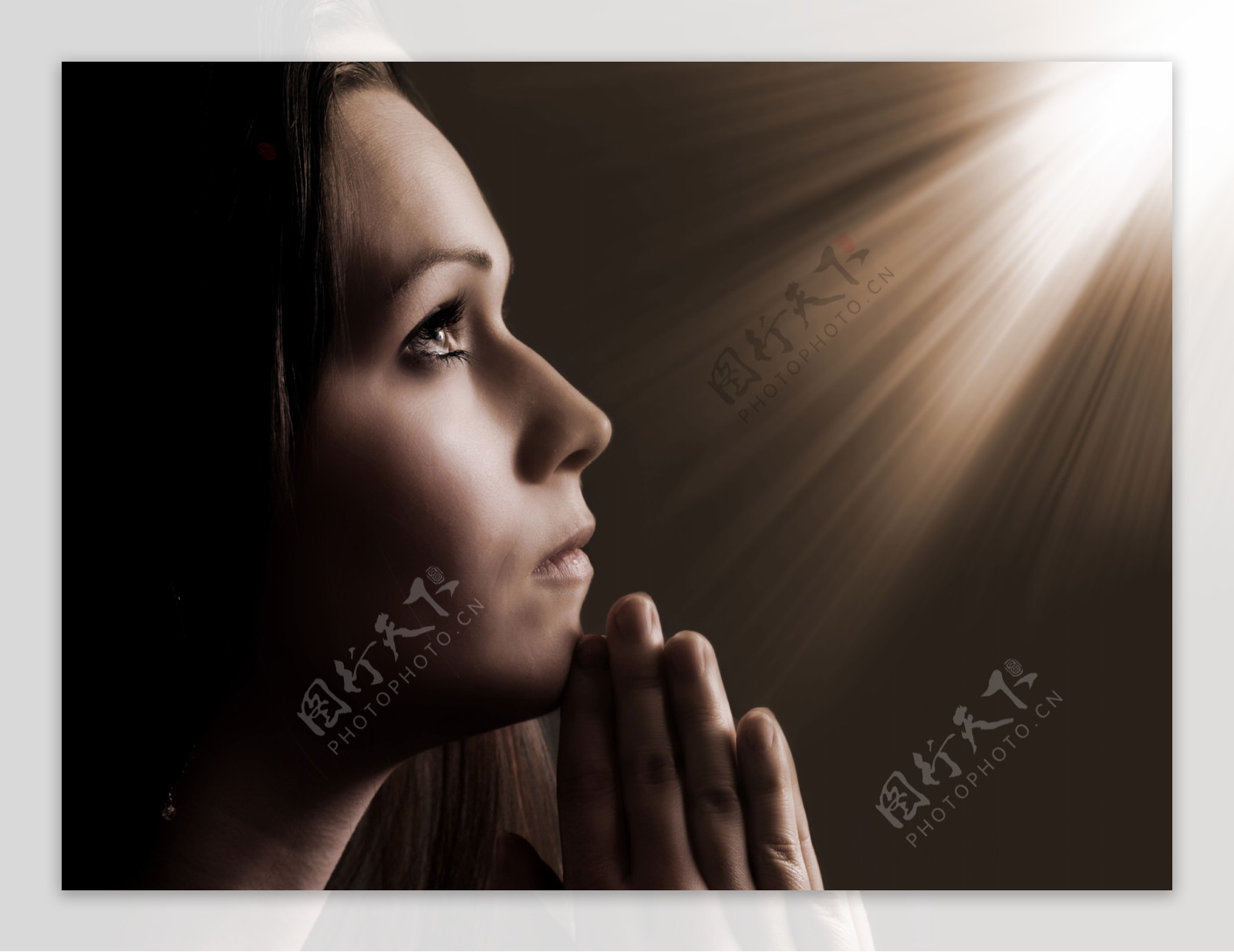 祈祷的迹象。双手合十祈祷或沉思的年轻女子。专注于手。照片摄影图片_ID:373848823-Veer图库