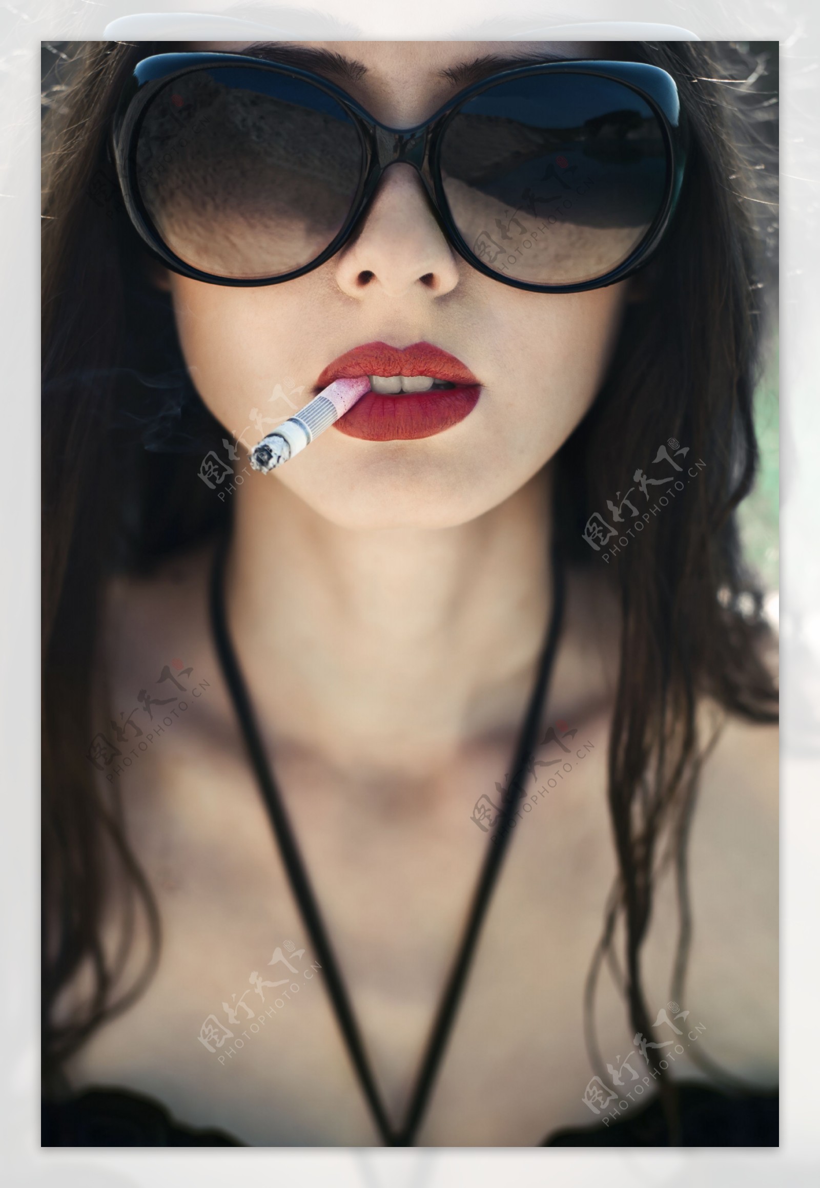 带墨镜抽烟的女人图片