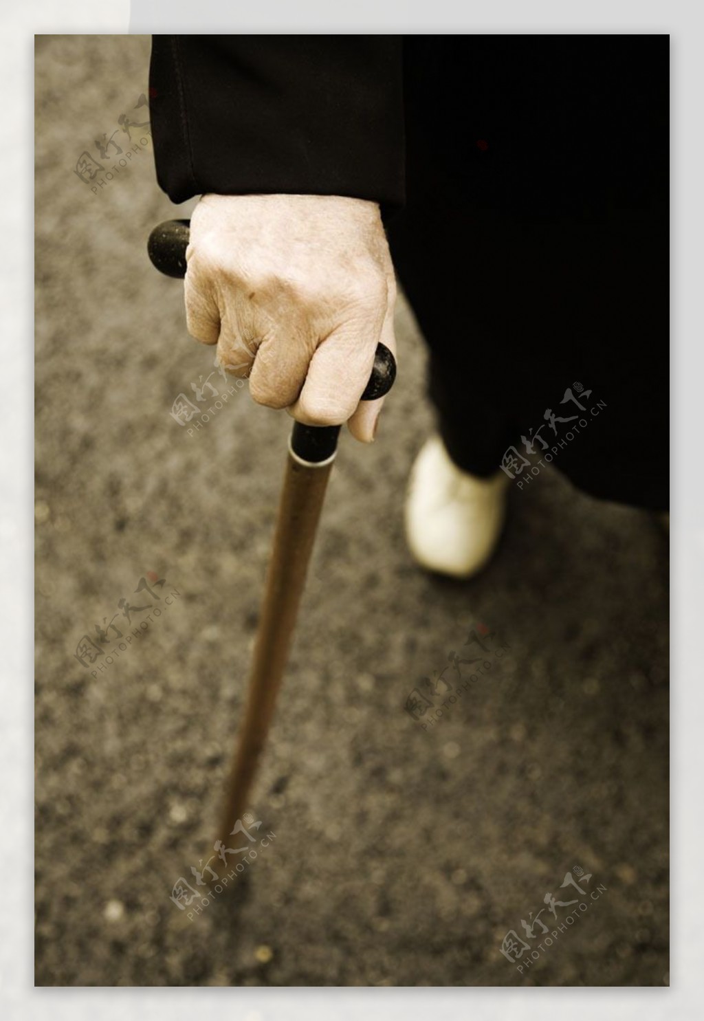 老人拄拐杖手势图片
