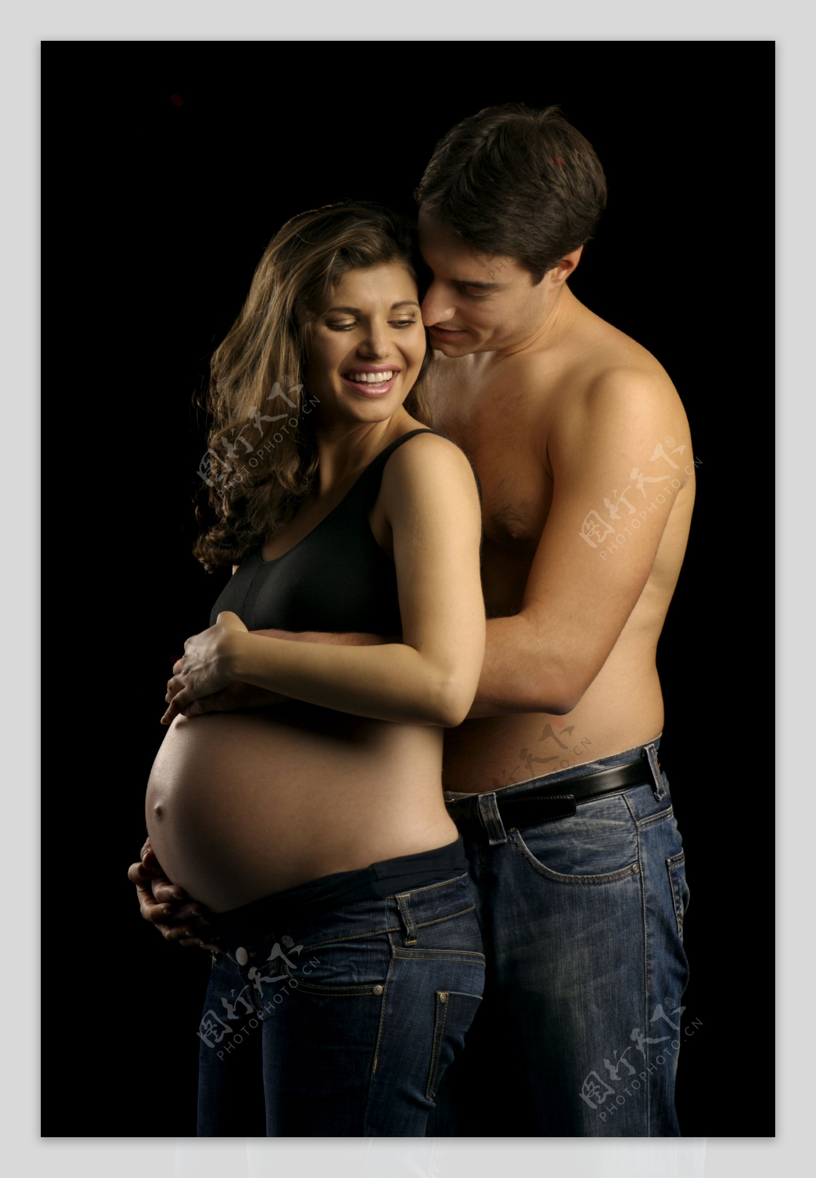 外国年轻夫妻孕妇写真图片