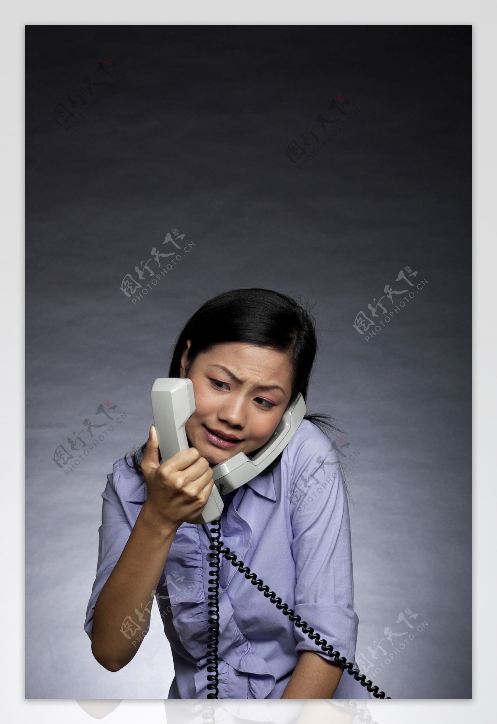 忙着接电话的女人图片