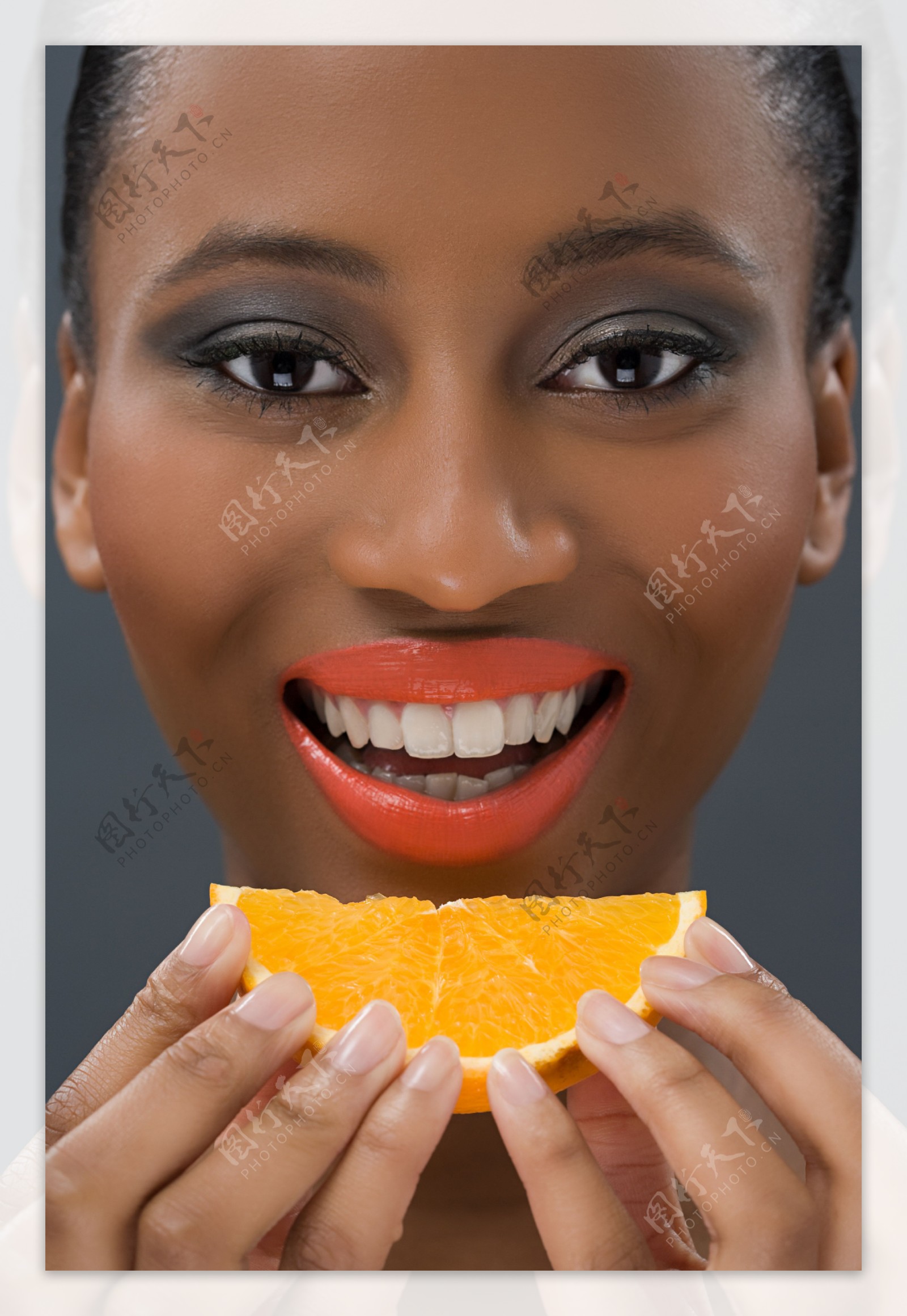 吃橙的美女图片