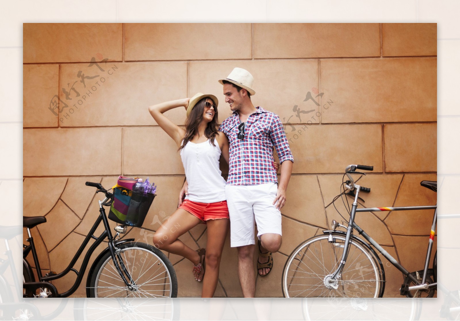 外国情侣与自行车图片