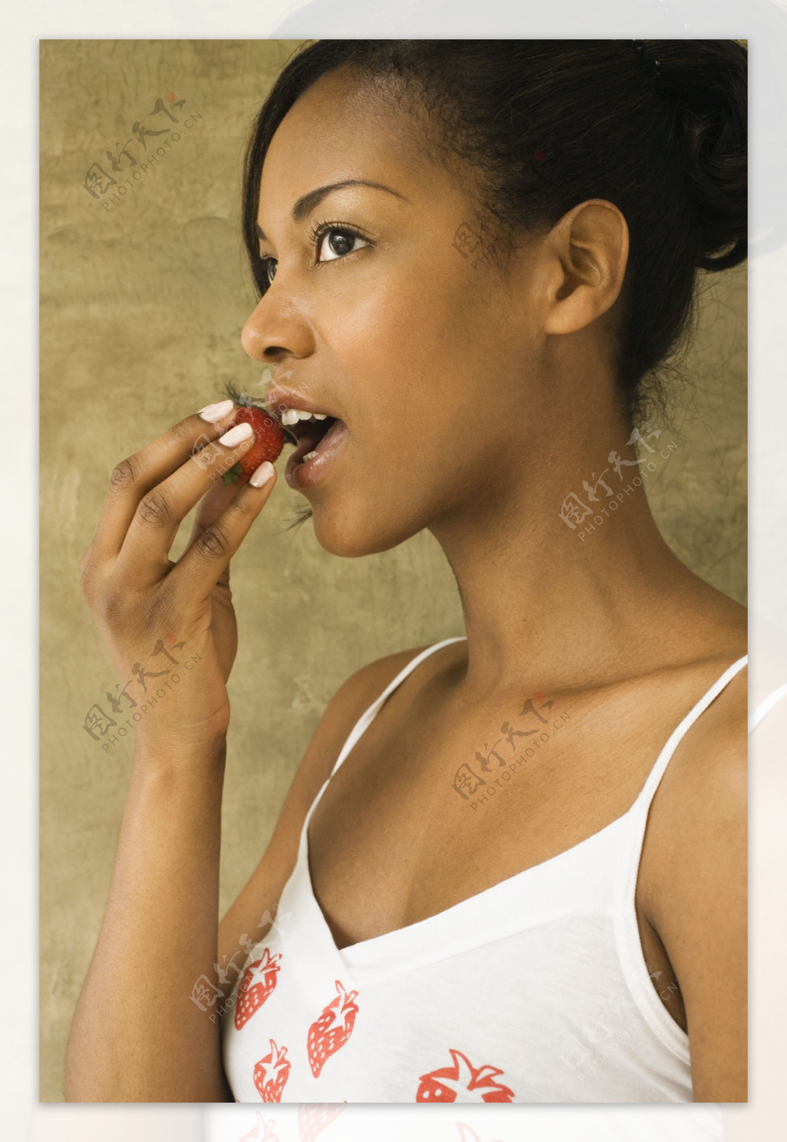 吃草莓的黑人女性图片
