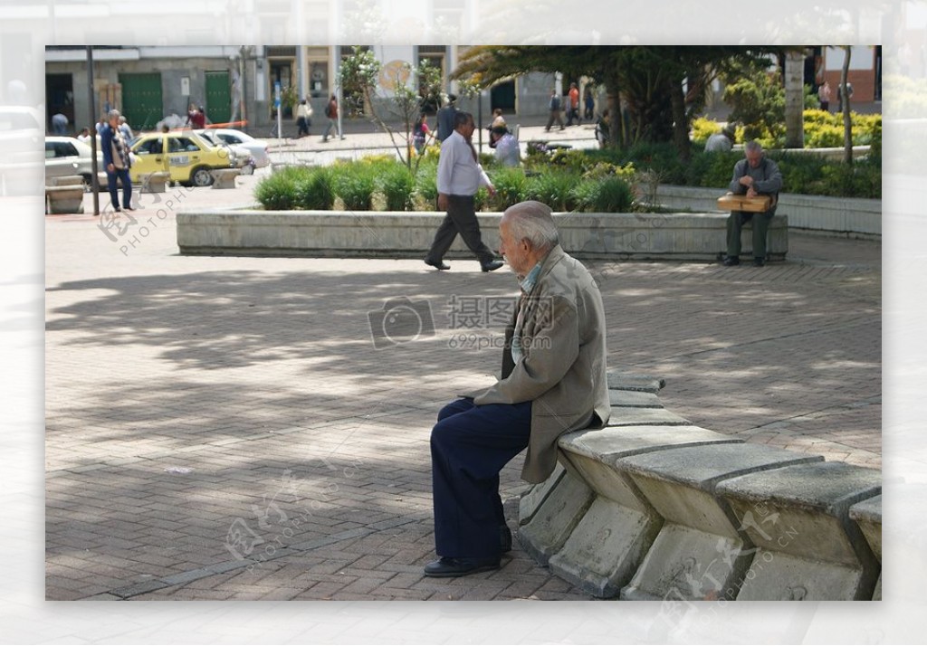 坐在路边的老人